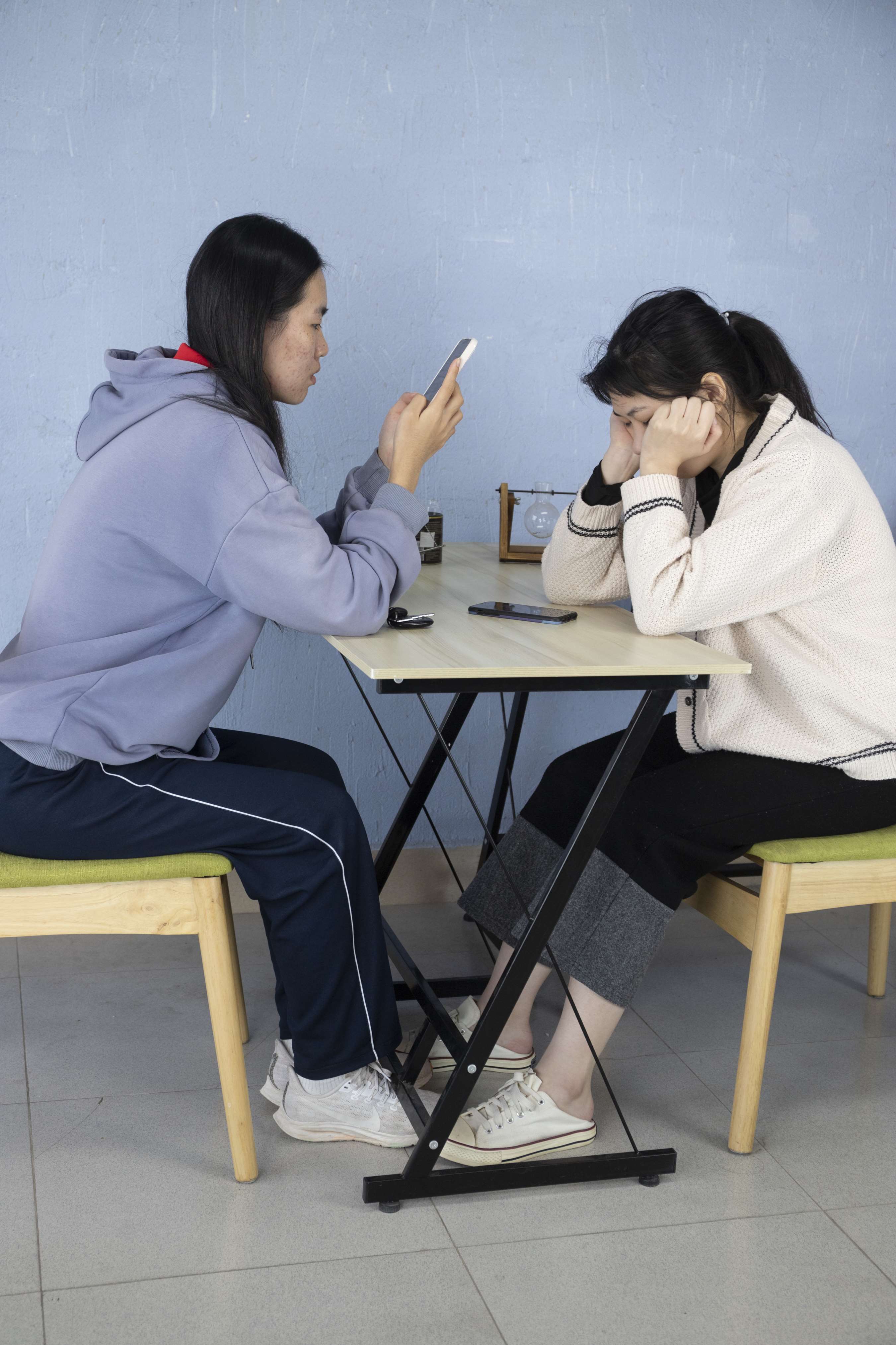 《小刘和李怡脱掉鞋子摆弄棉袜脚【套图+4K视频】》作品图