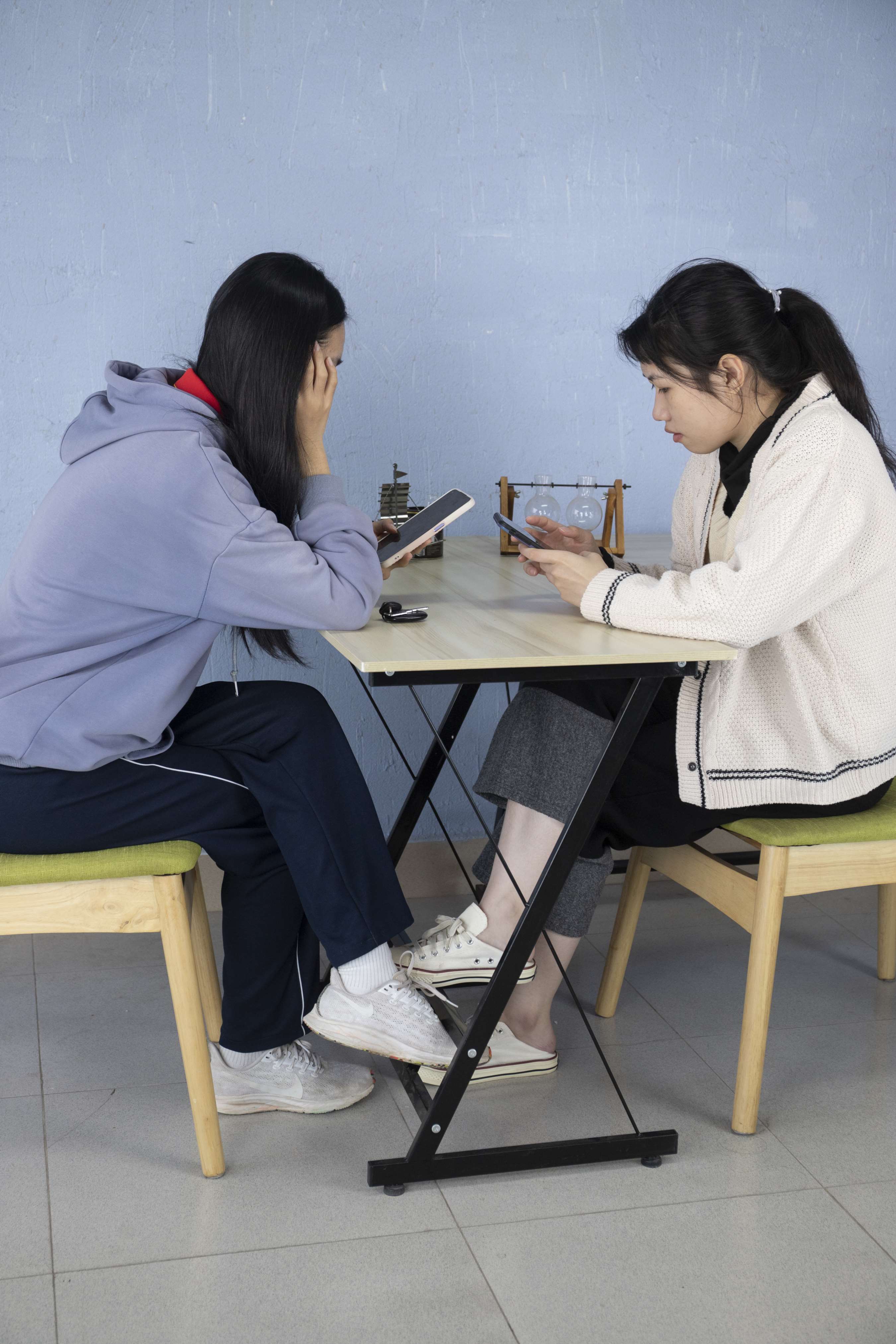 《小刘和李怡脱掉鞋子摆弄棉袜脚【套图+4K视频】》作品图