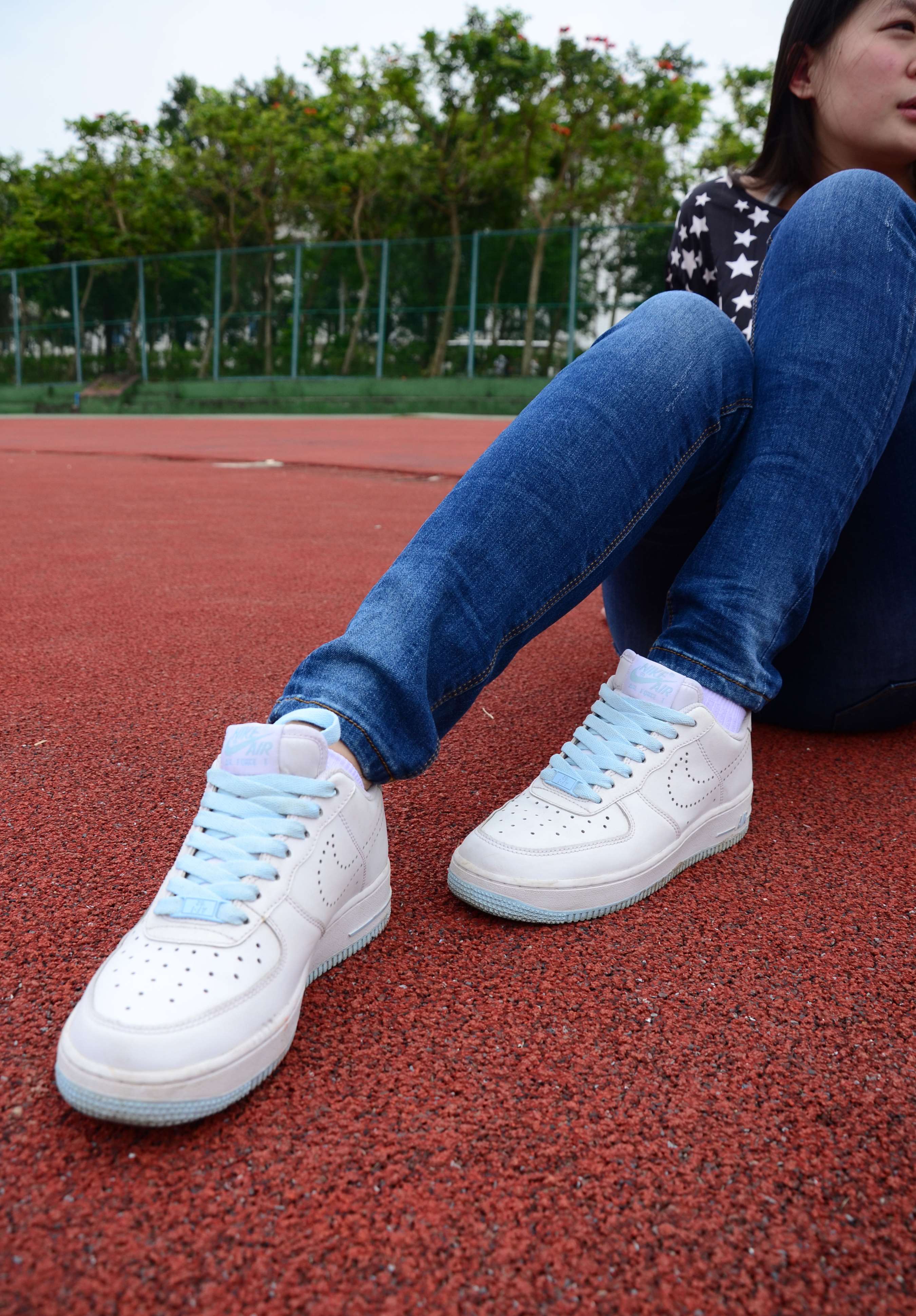 《操场牛仔板鞋の棉袜脚》作品图