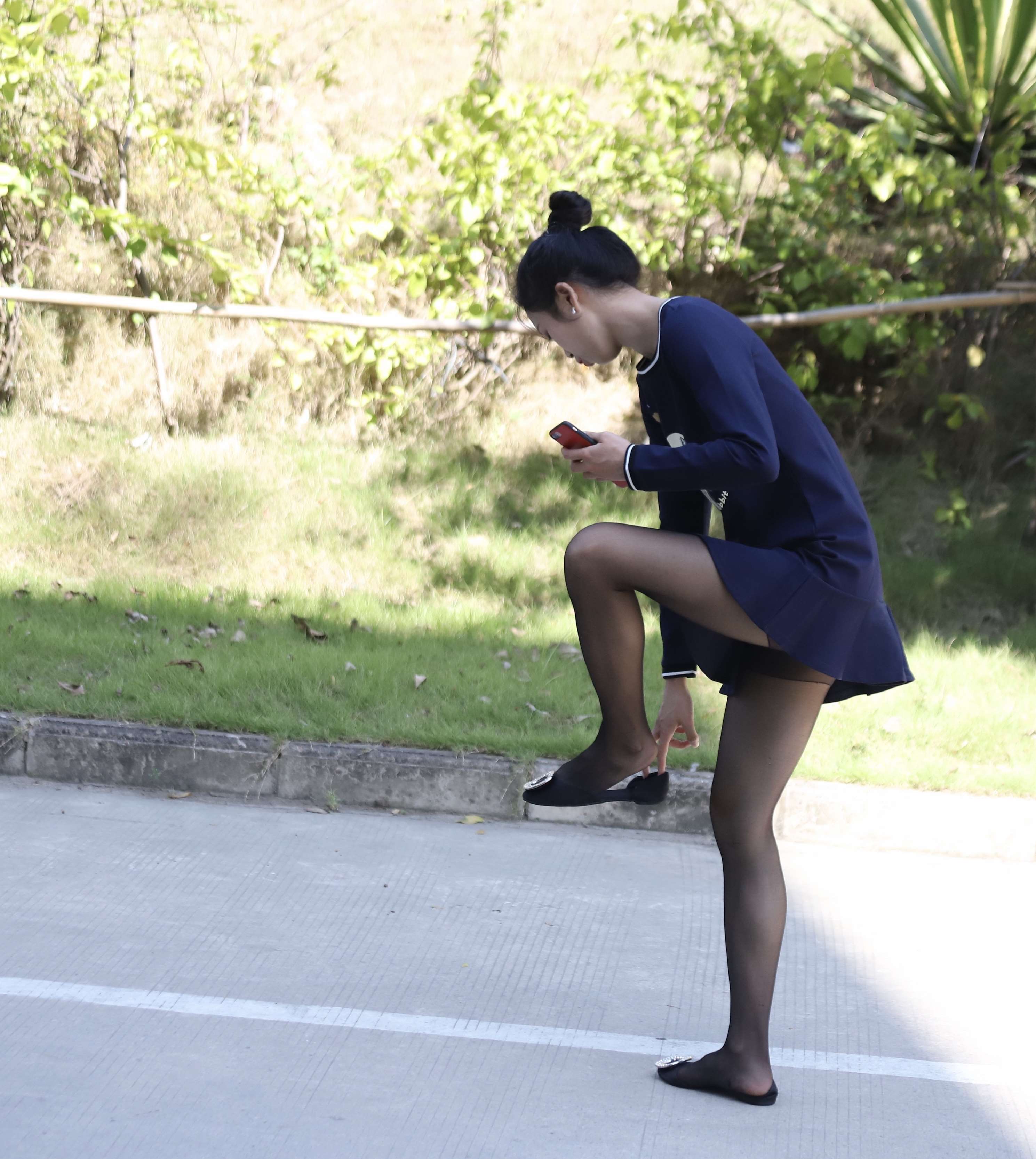 《连衣裙の黑丝脚丫【套图+视频】》作品图