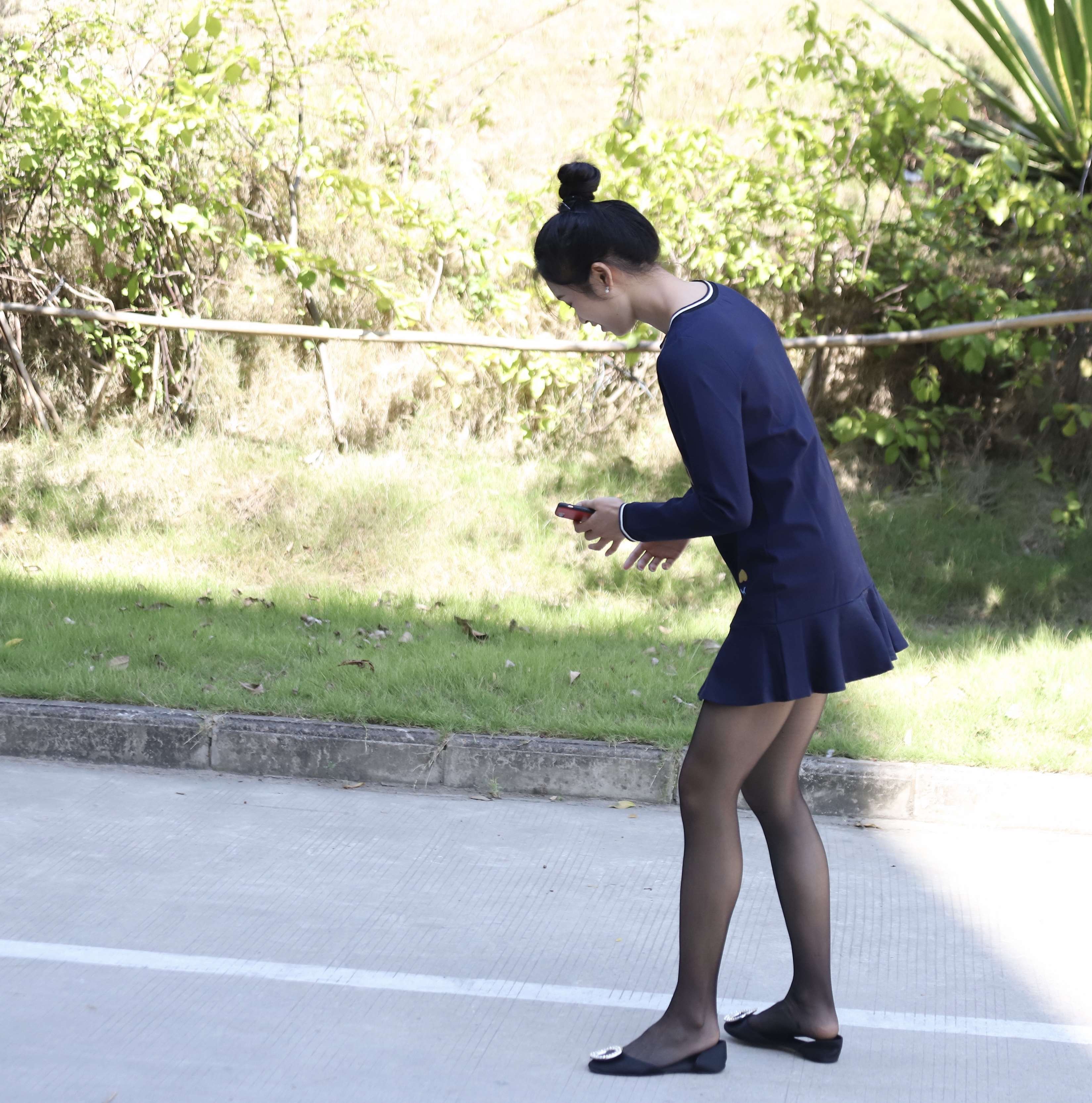 《连衣裙の黑丝脚丫【套图+视频】》作品图