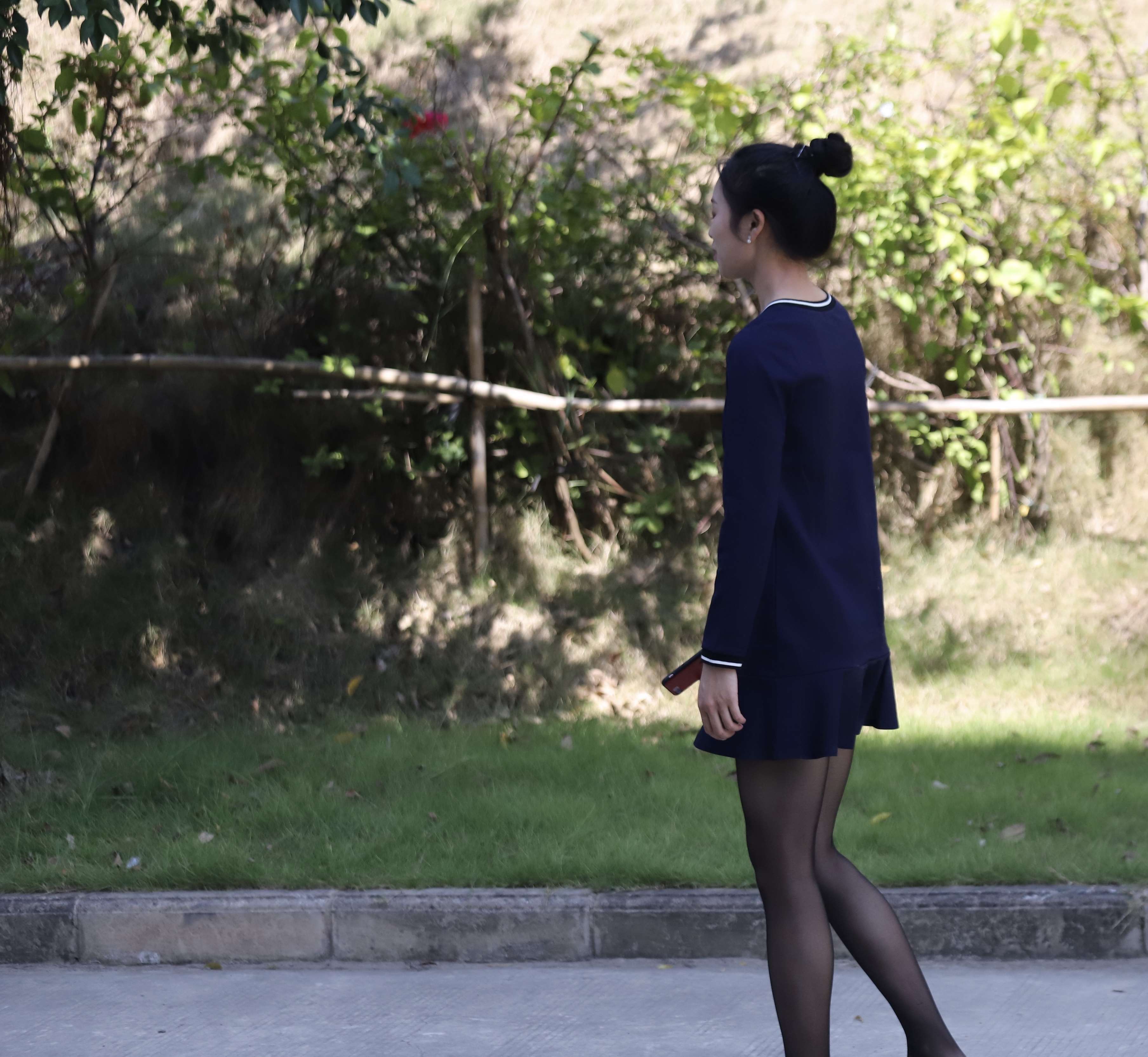 《连衣裙の黑丝脚丫【套图+视频】》作品图