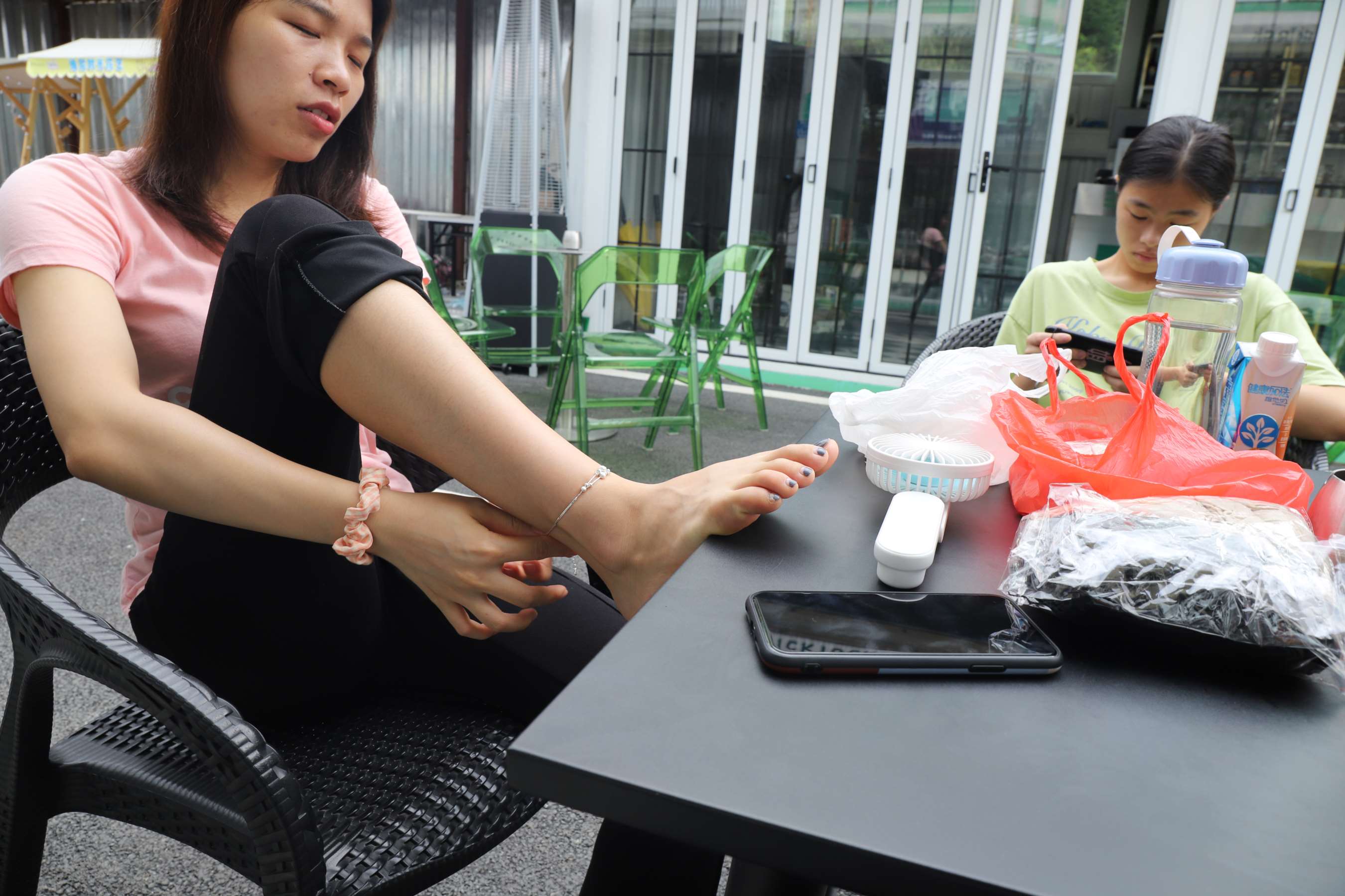 《蓉蓉与欣欣脚丫大比拼》作品图