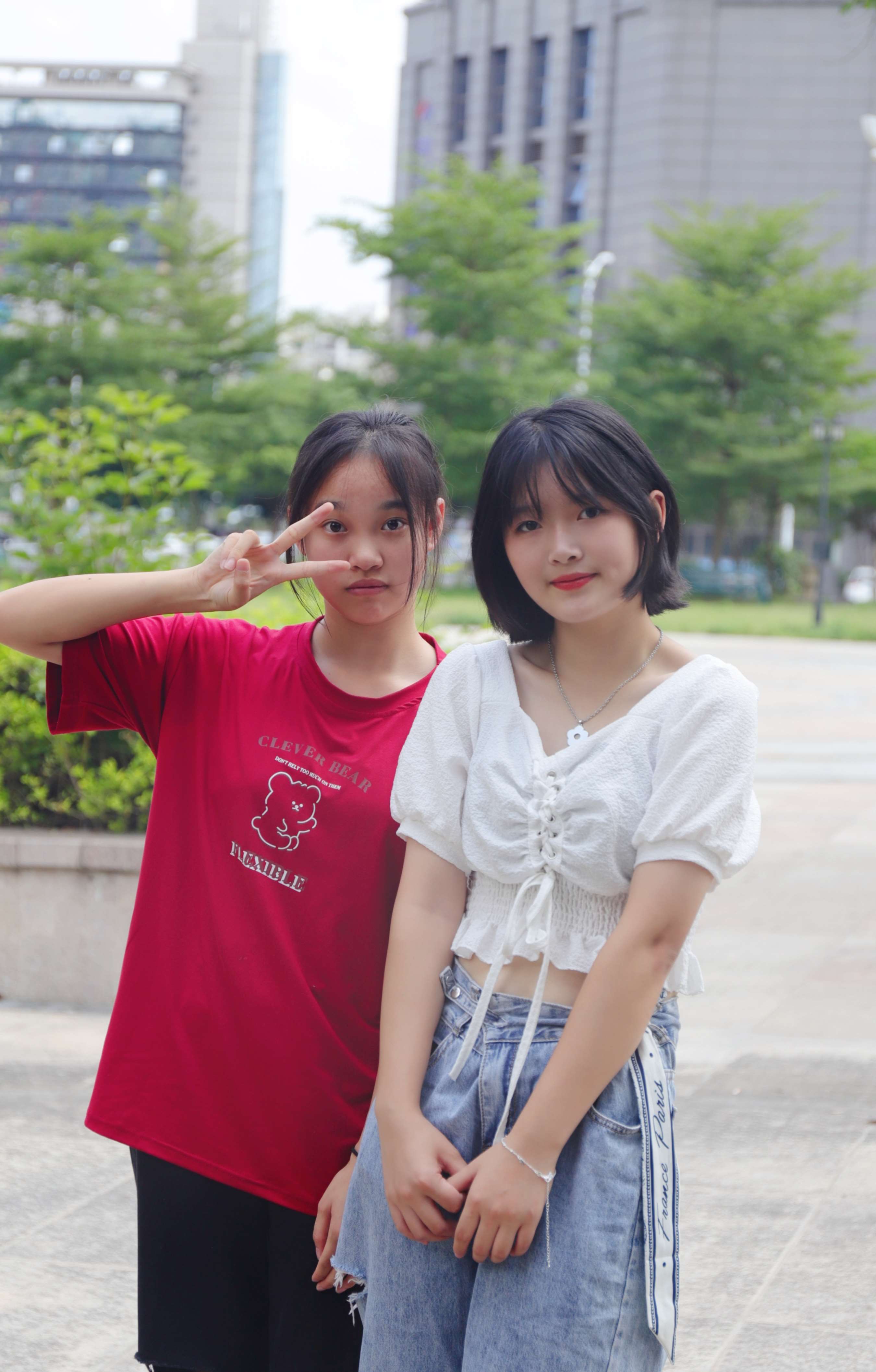 《三朵小花展示脚丫》作品图