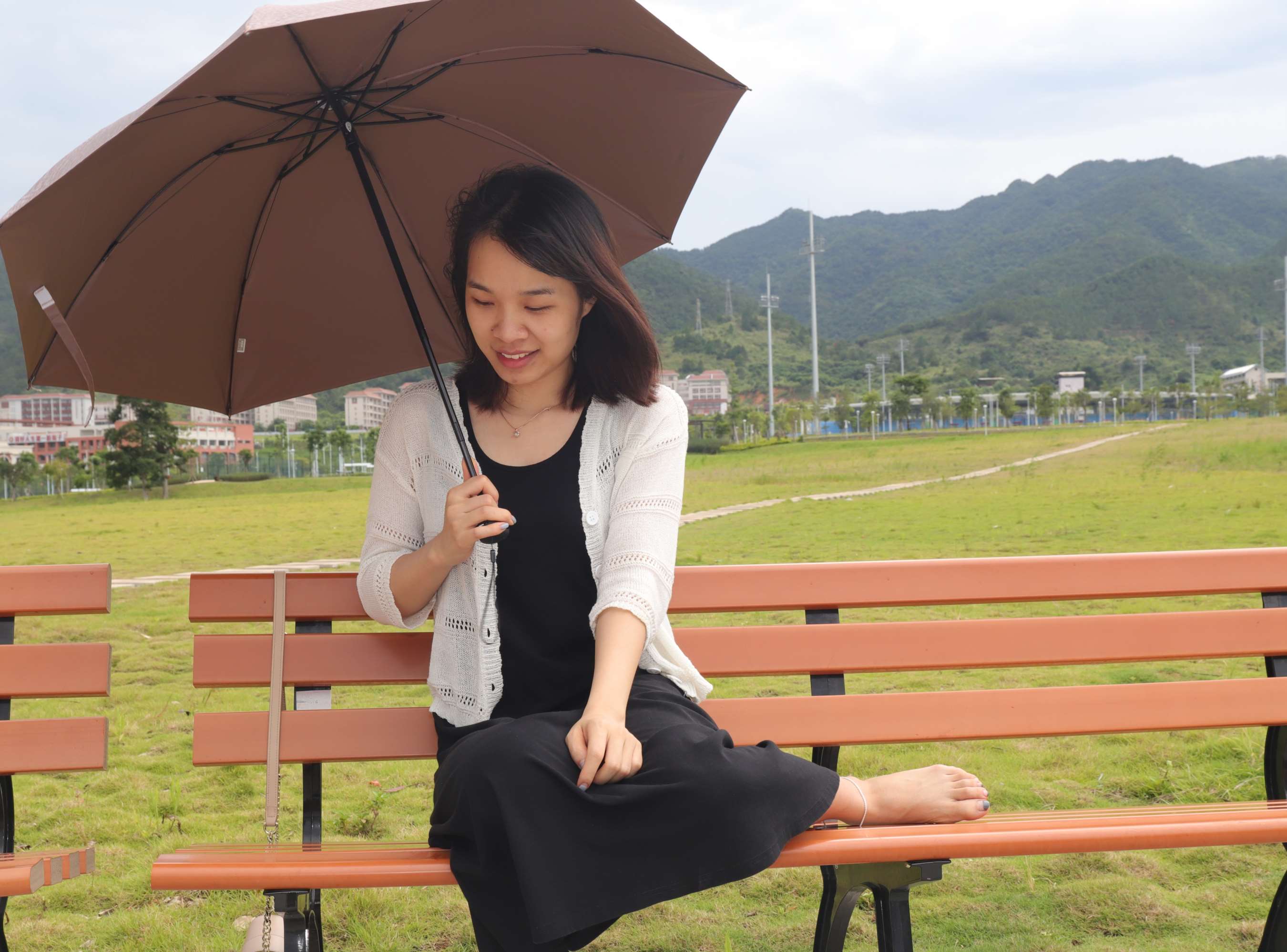 《蓉蓉在椅子上秀脚丫》作品图