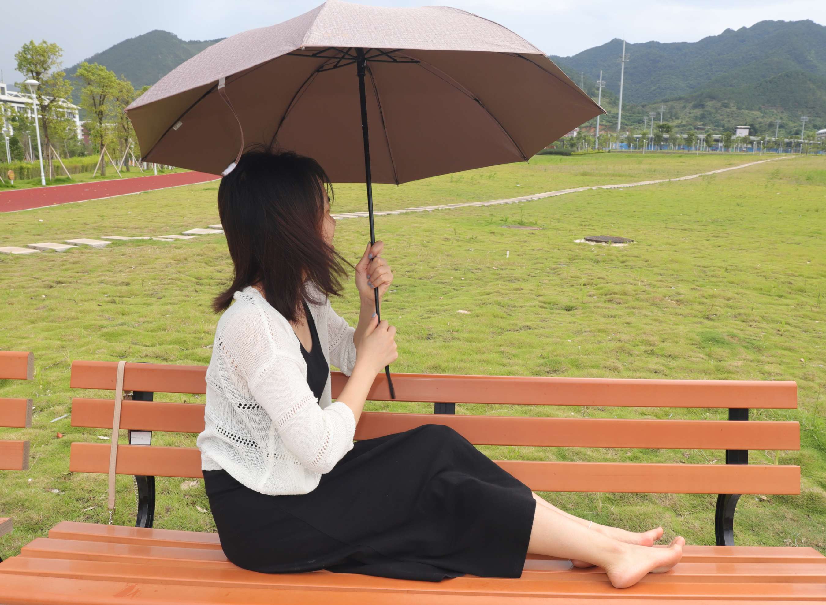 《蓉蓉在椅子上秀脚丫》作品图