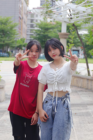 三位少女展示脚丫