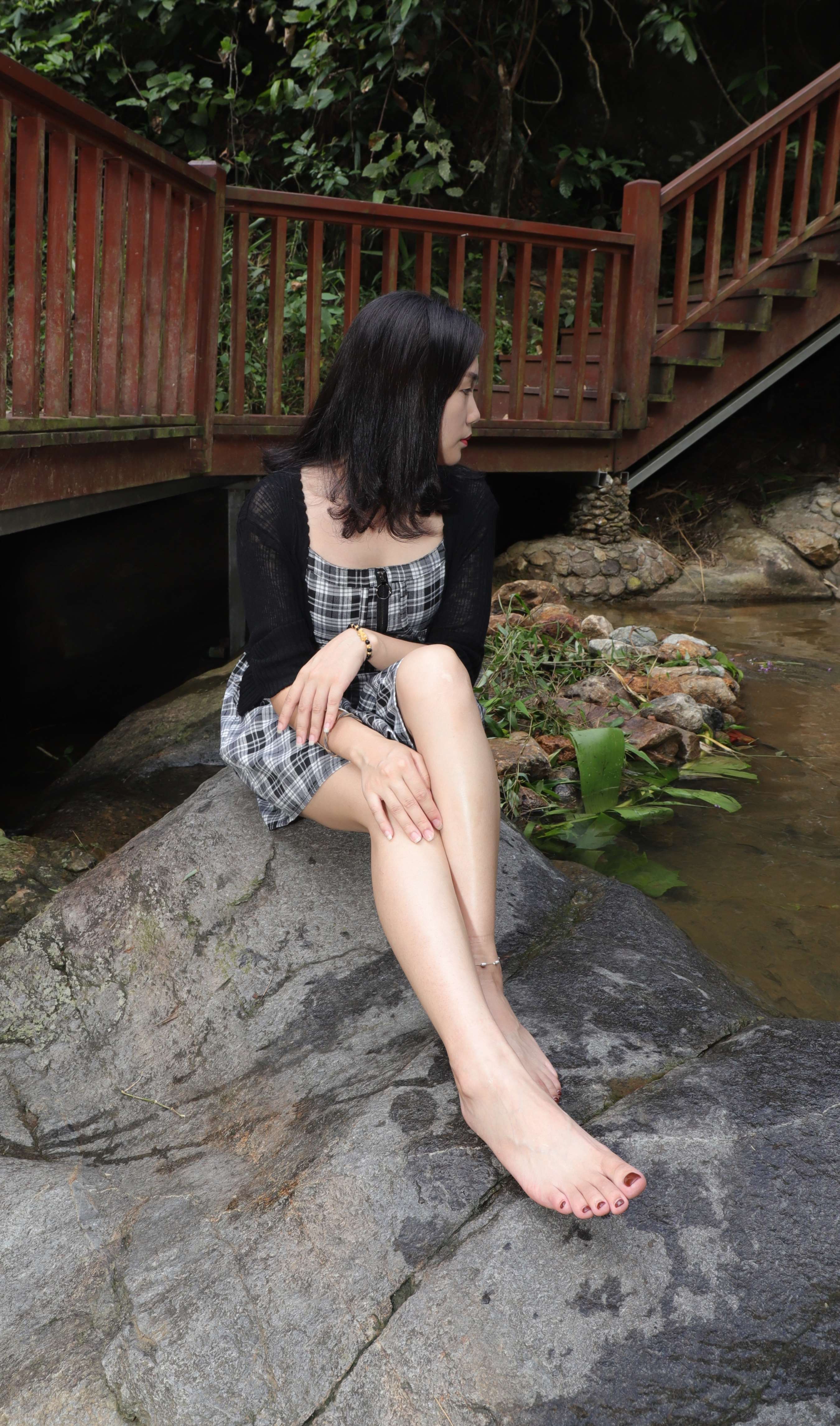 《彩铃山林深处展脚丫》作品图