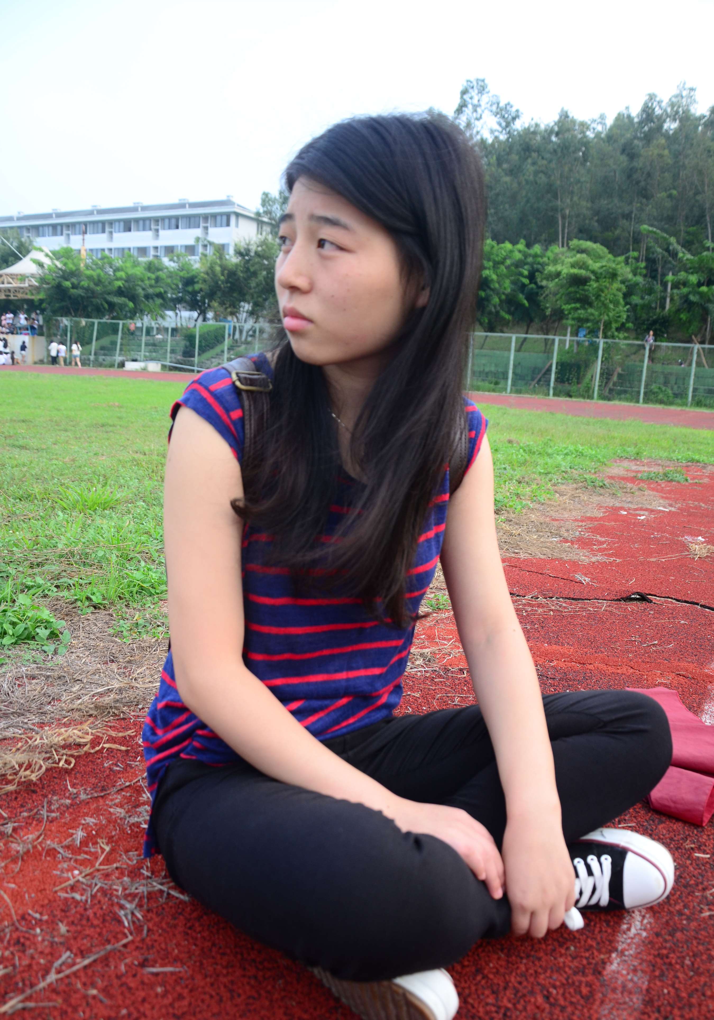 《操场帆布鞋の棉袜脚》作品图