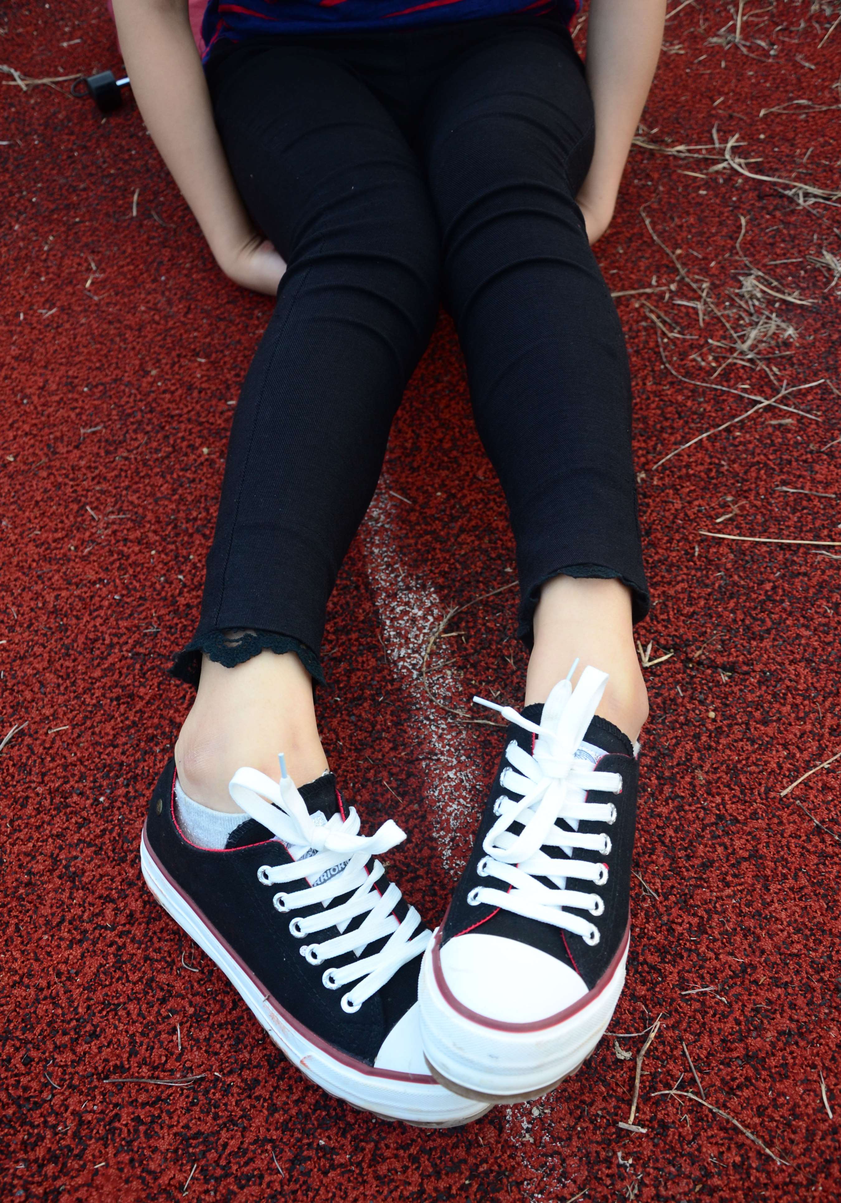 《操场帆布鞋の棉袜脚》作品图