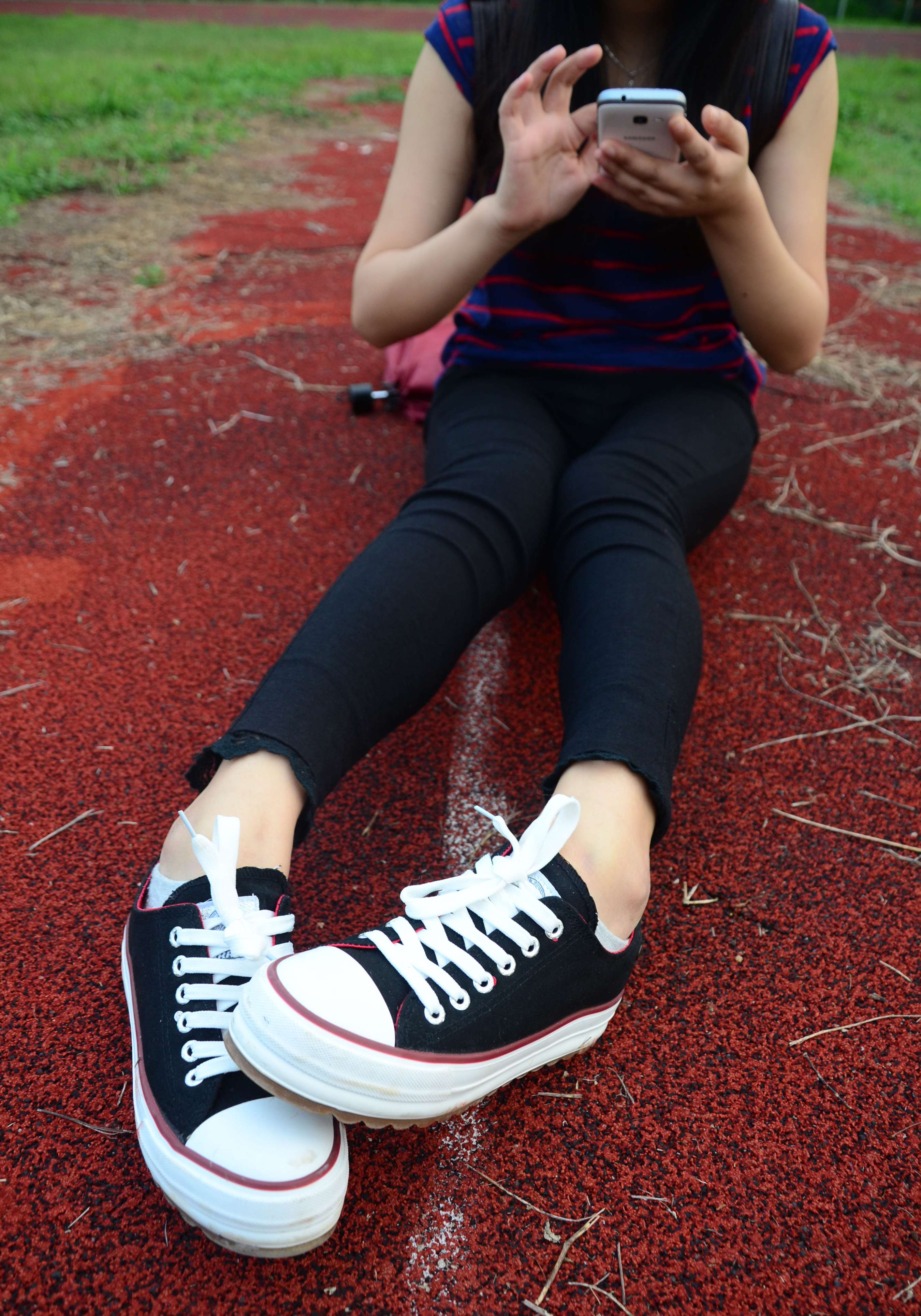 《操场帆布鞋の棉袜脚》作品图