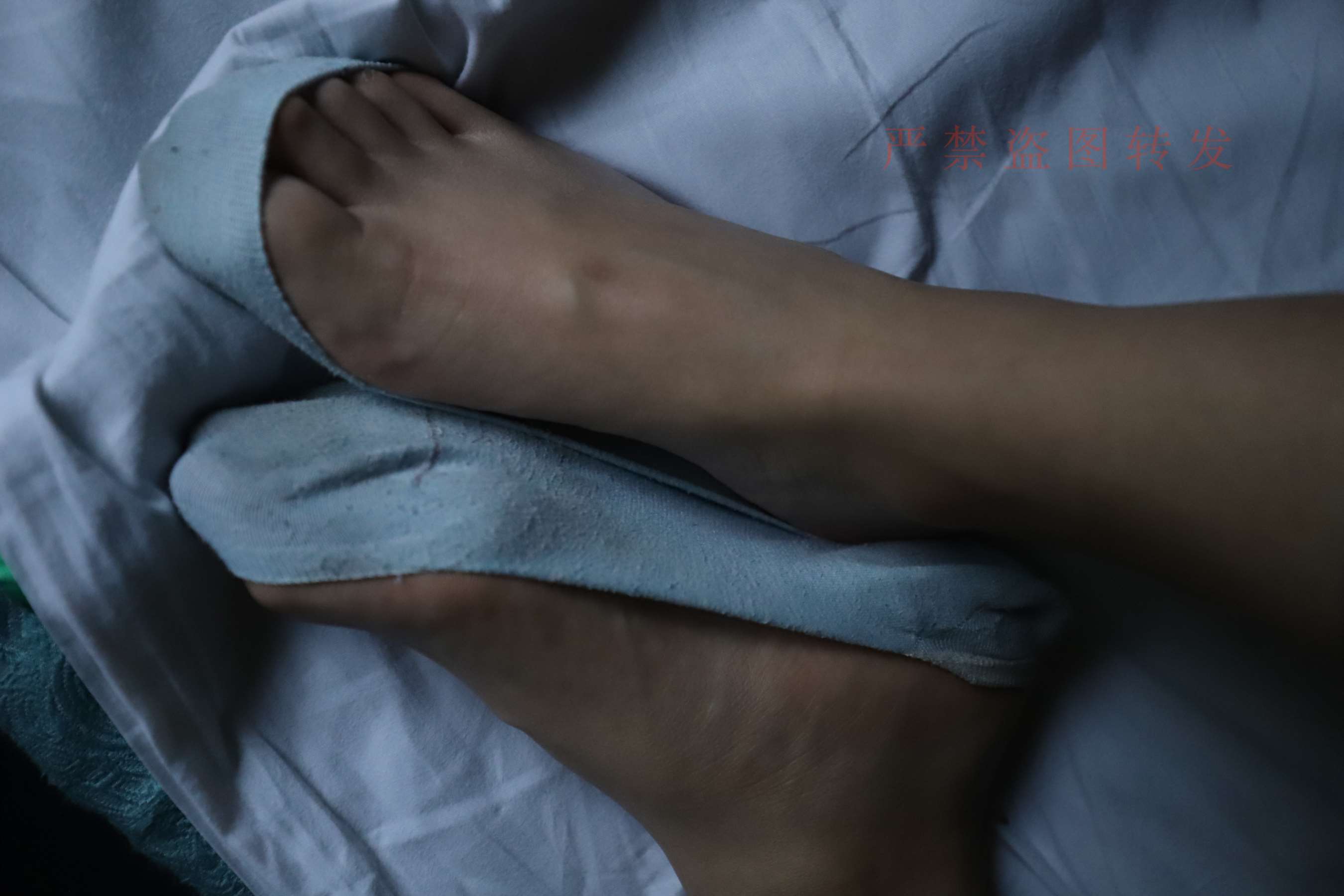 《列车上船袜四眼妹》作品图