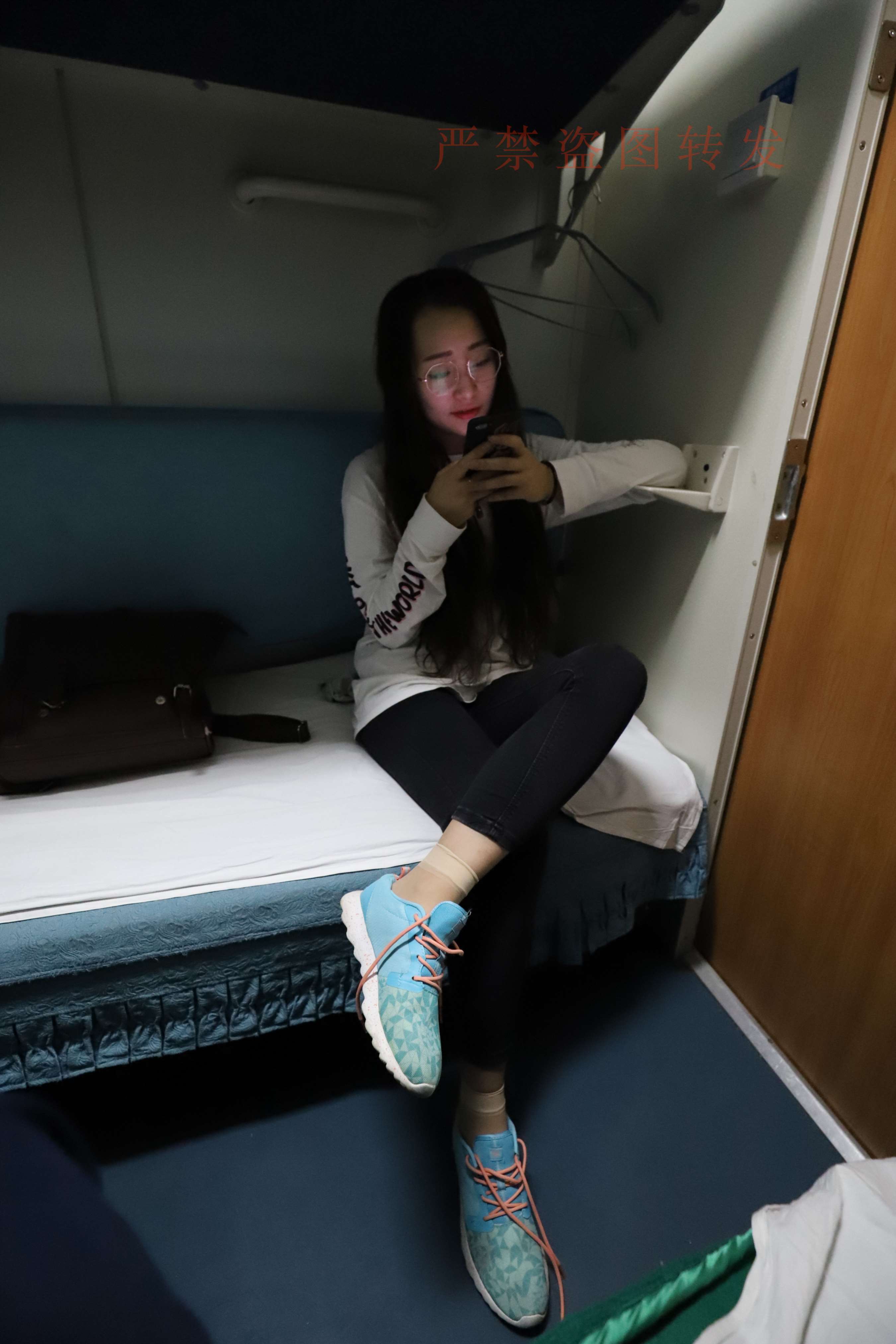 《列车上短丝四眼妹》作品图