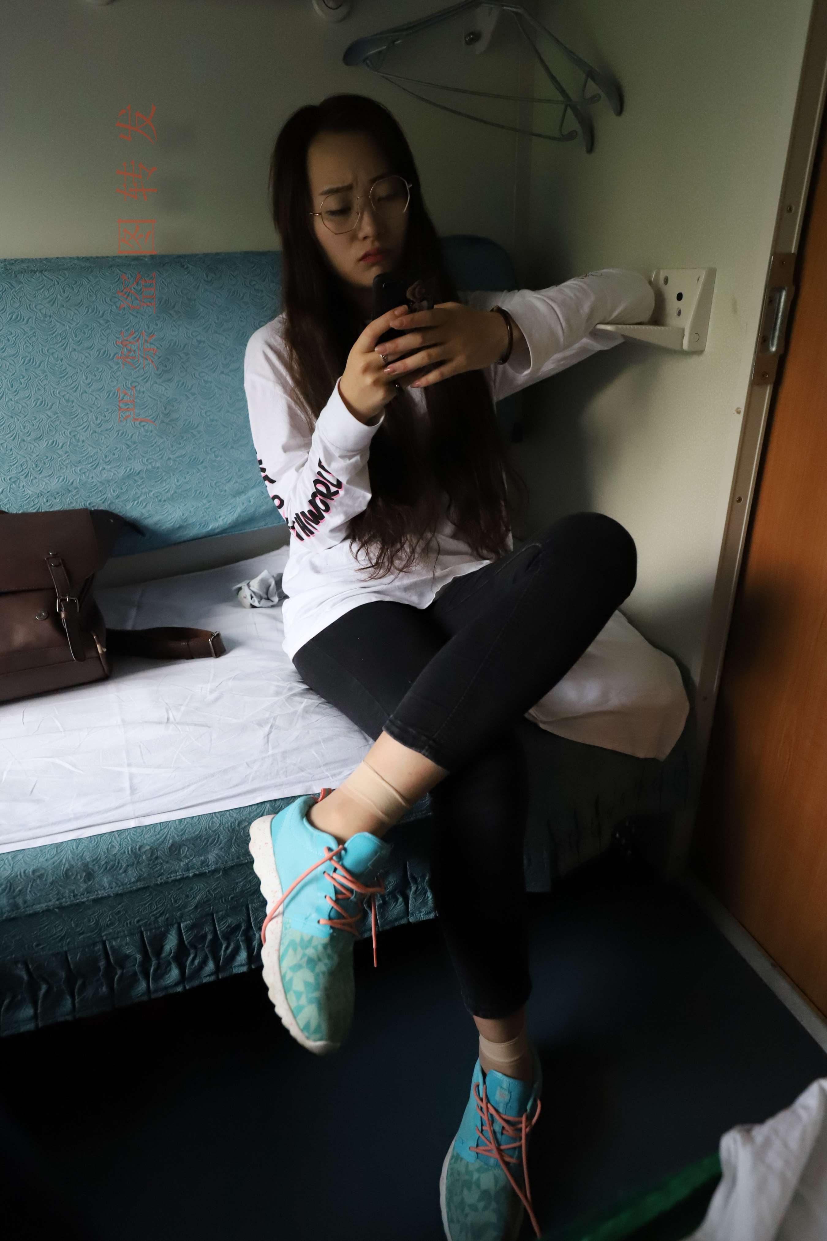 《列车上短丝四眼妹》作品图