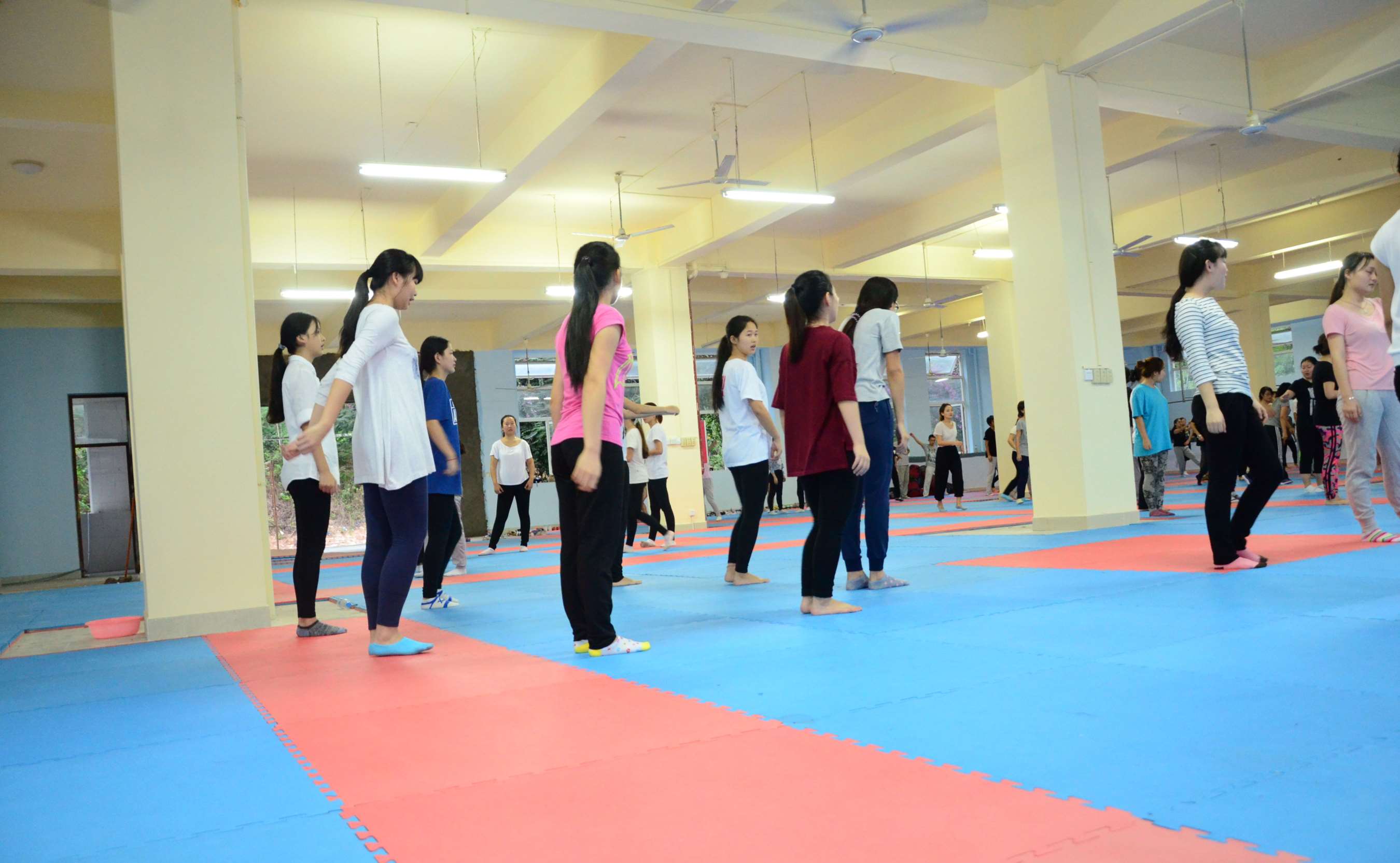 《白帆布鞋の棉袜》作品图