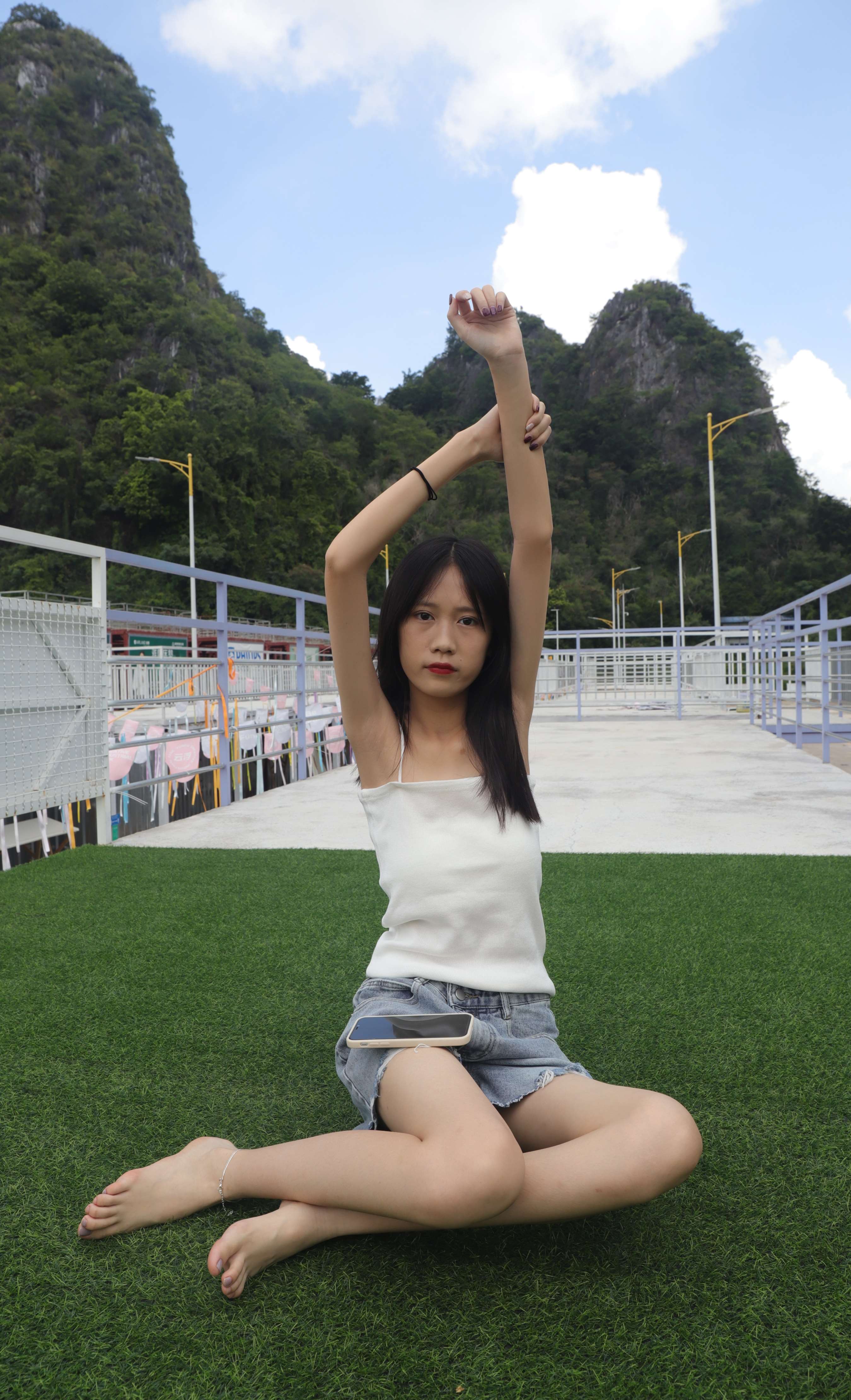 《终于哄得表妹拍了套吊带脚丫图》作品图