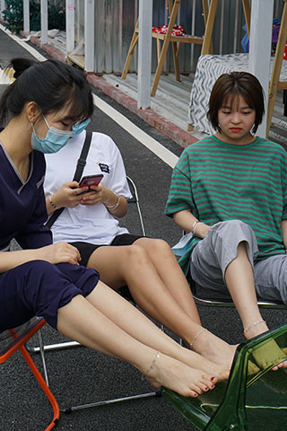 三位美女脱下运动鞋展嫩足