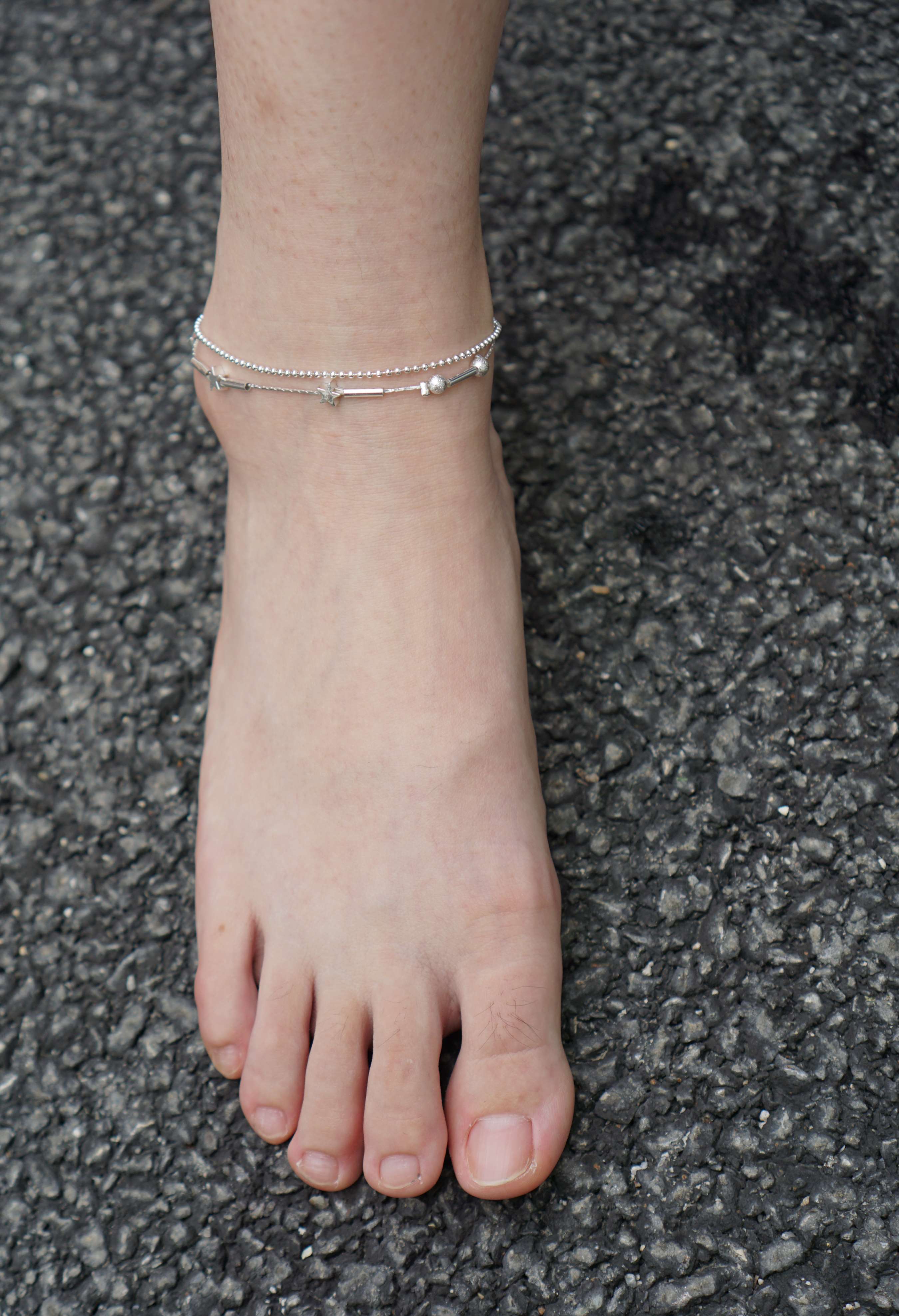 《三位美女脱下运动鞋展嫩足》作品图