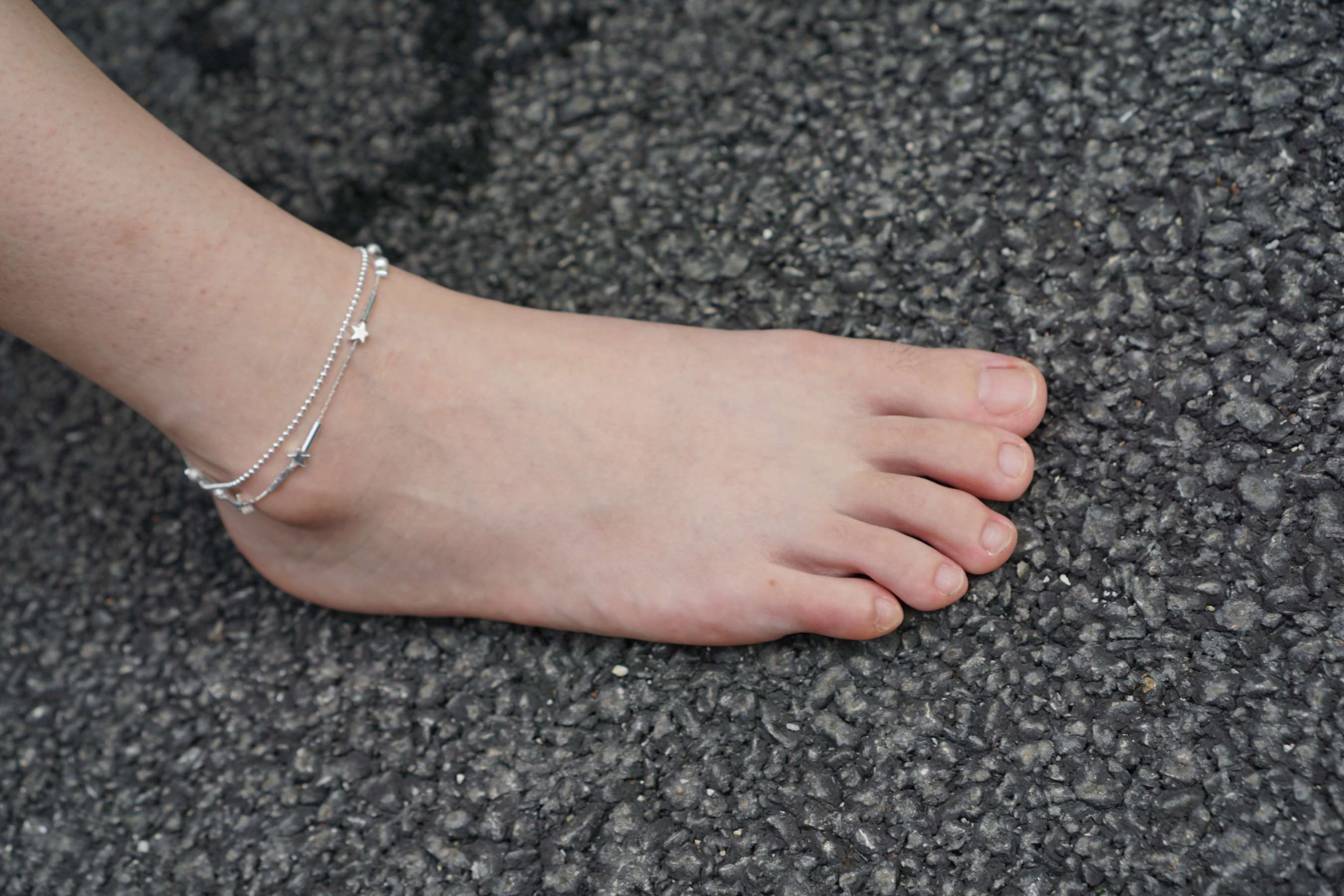 《三位美女脱下运动鞋展嫩足》作品图