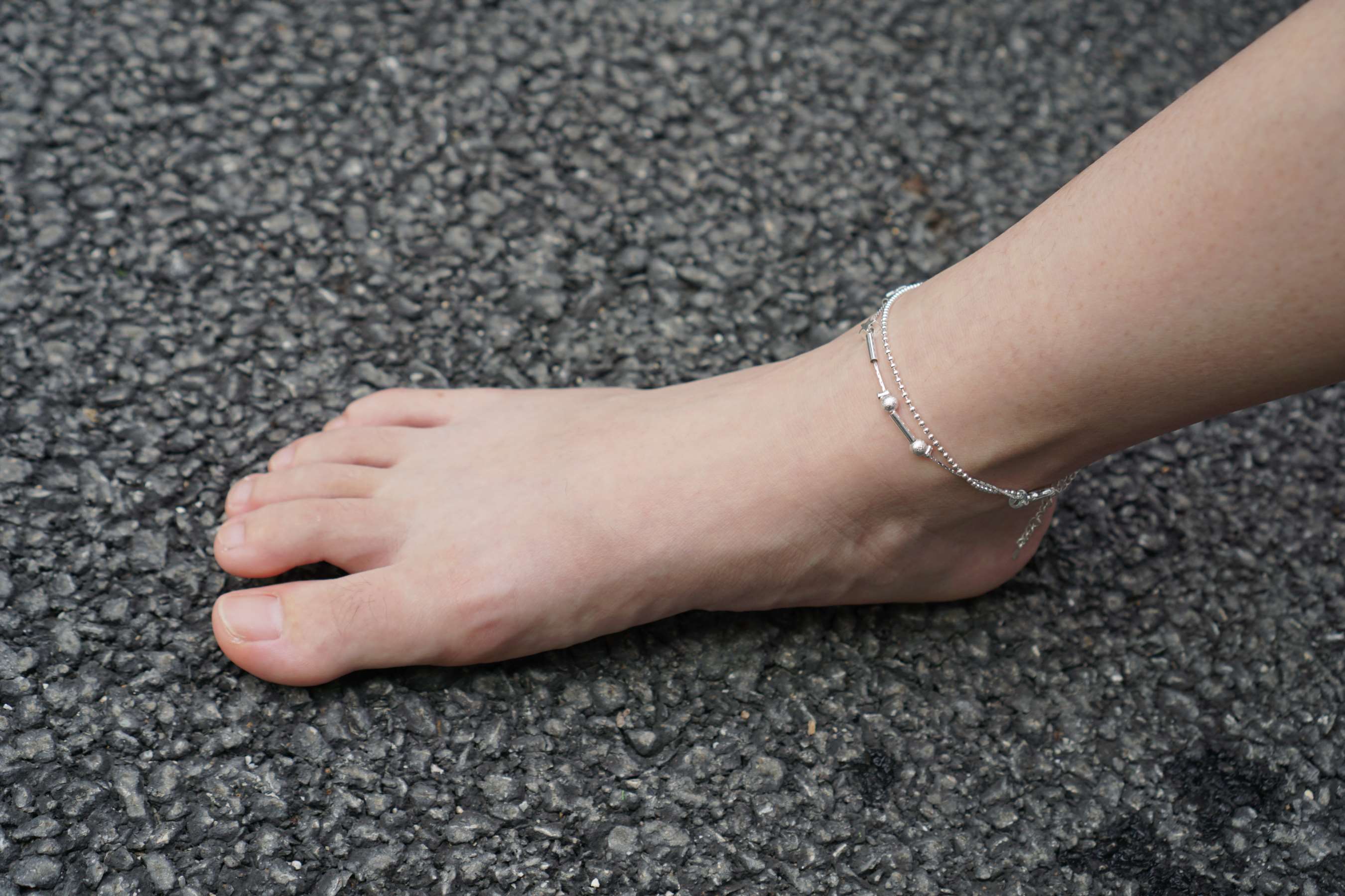 《三位美女脱下运动鞋展嫩足》作品图