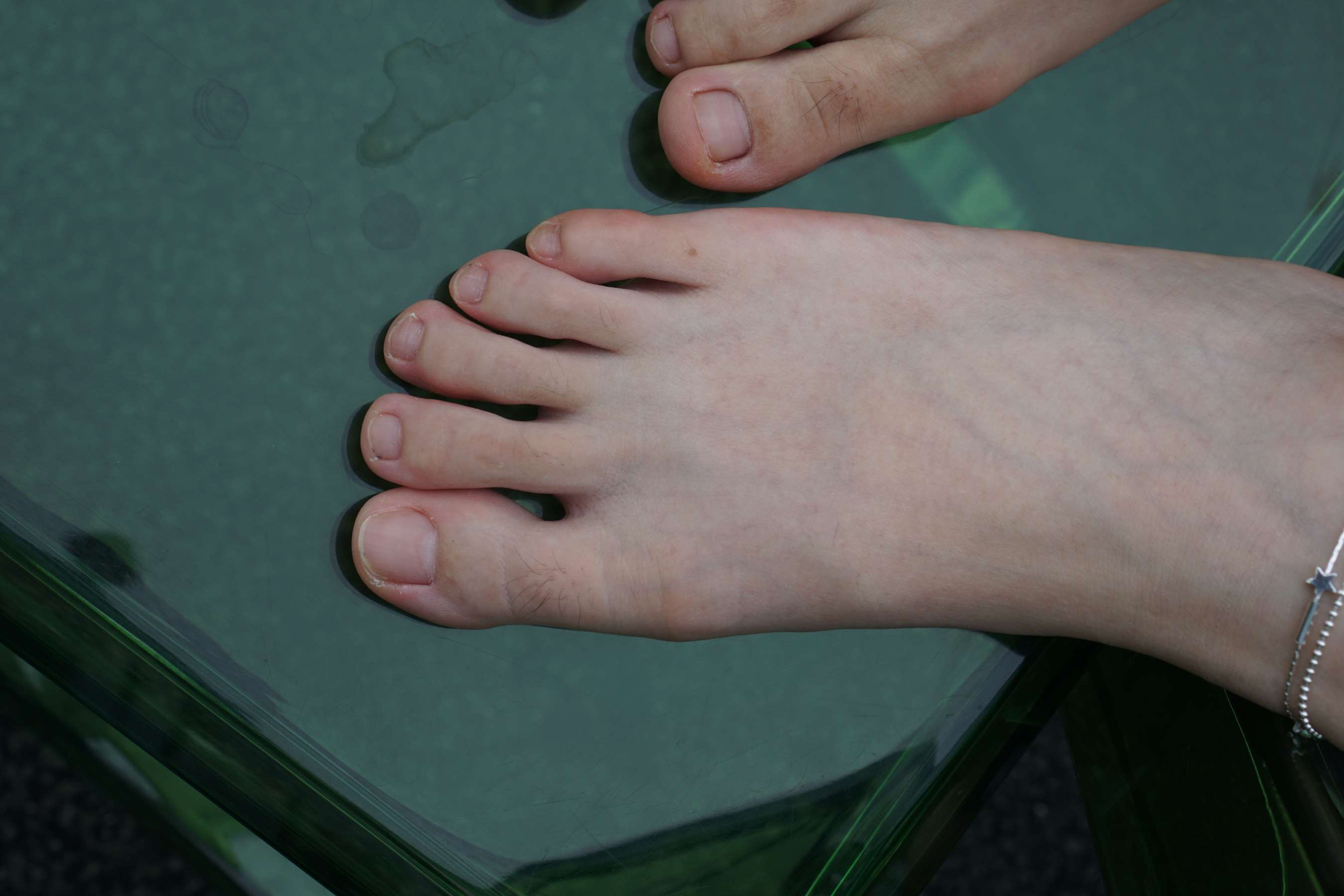 《三位美女脱下运动鞋展嫩足》作品图