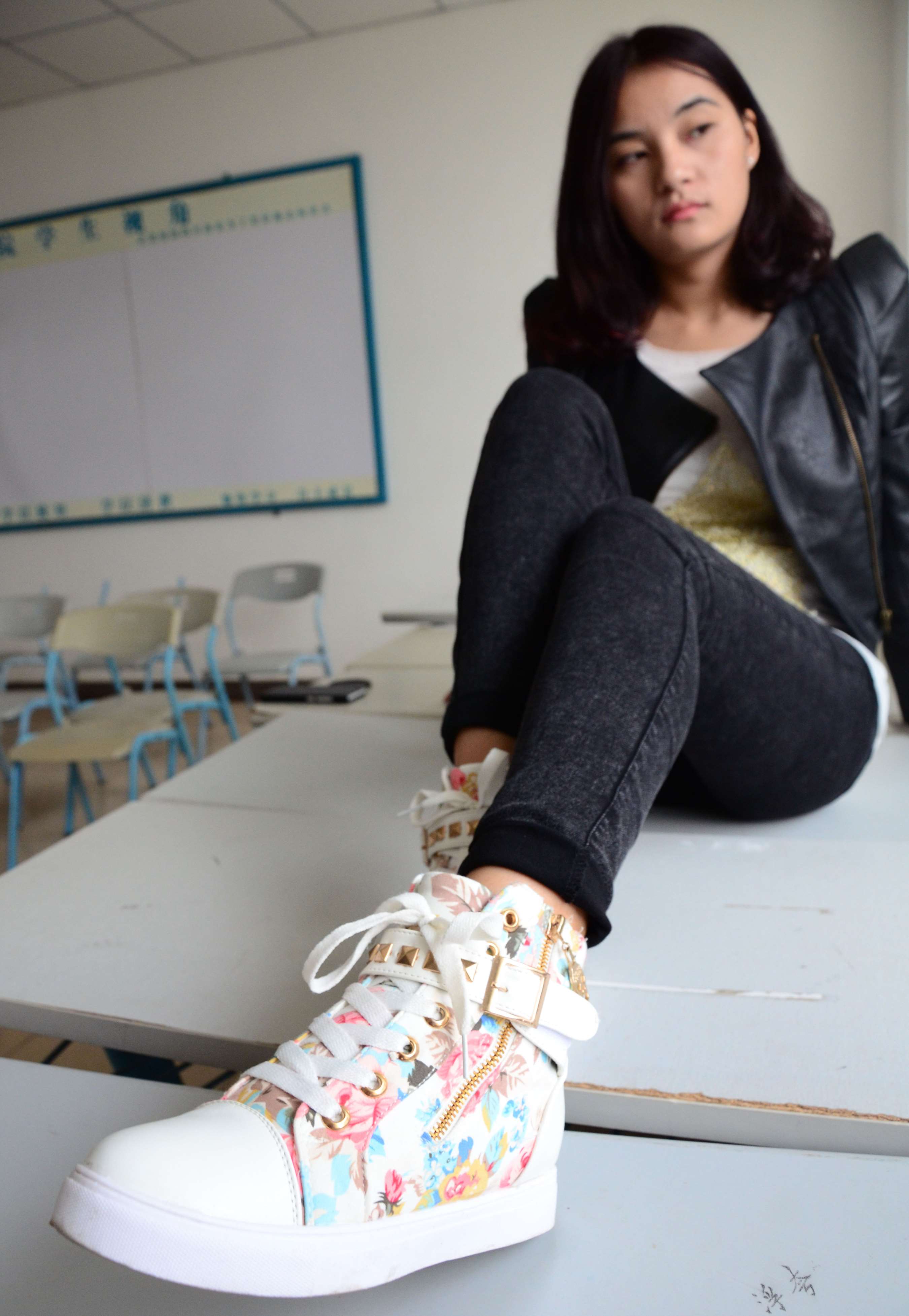 《高帮帆布鞋の脏白棉袜》作品图