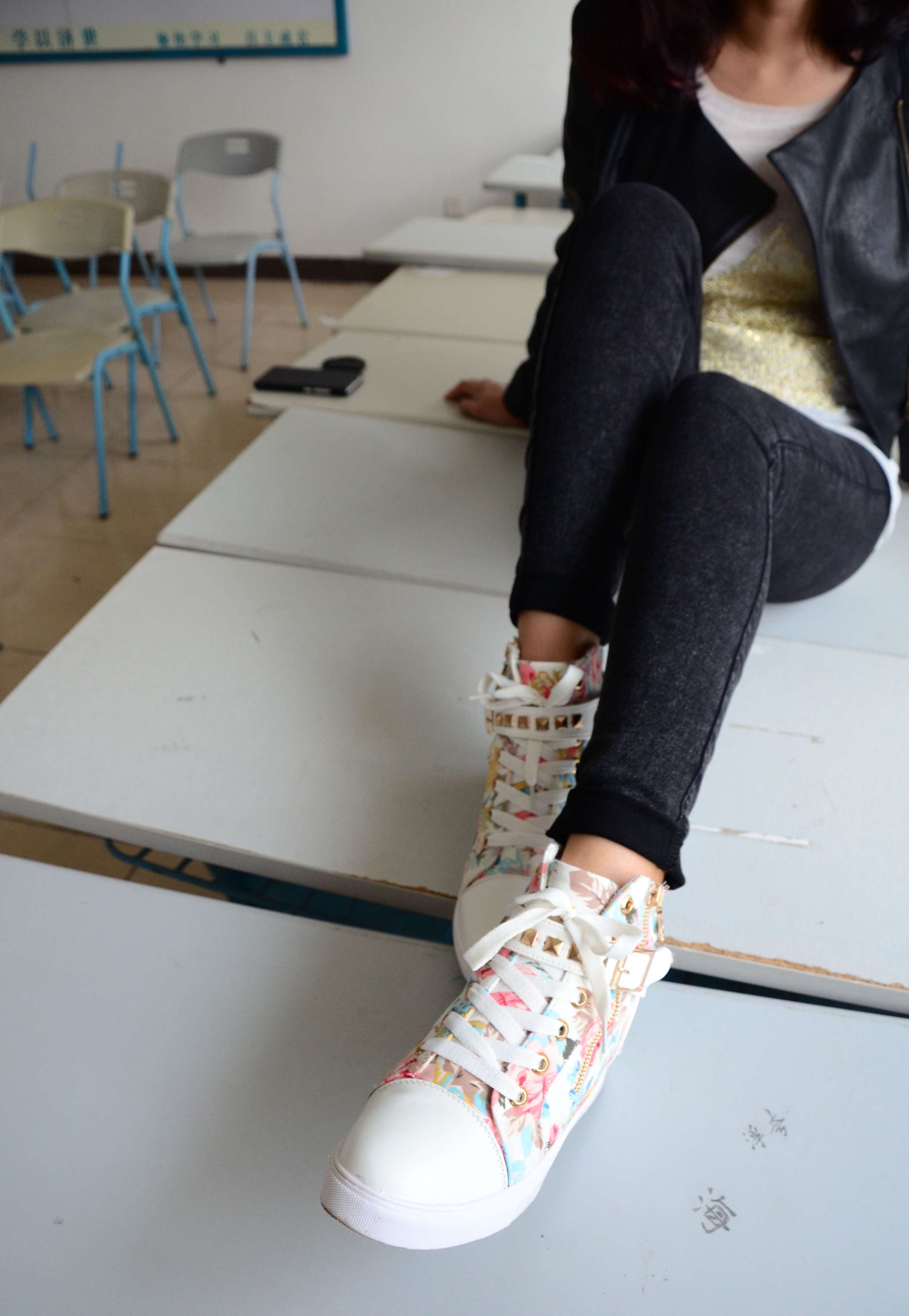 《高帮帆布鞋の脏白棉袜》作品图