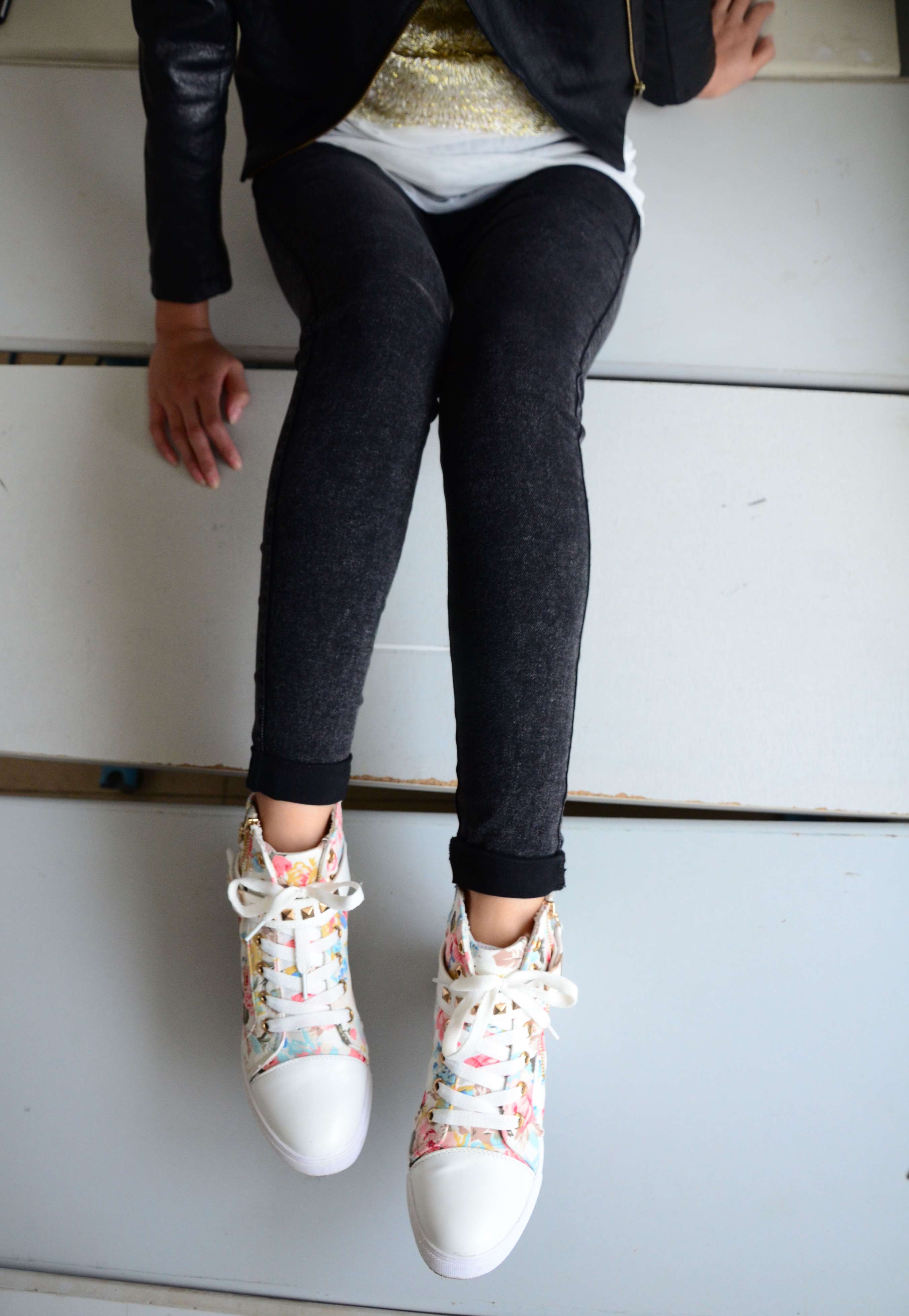 《高帮帆布鞋の脏白棉袜》作品图