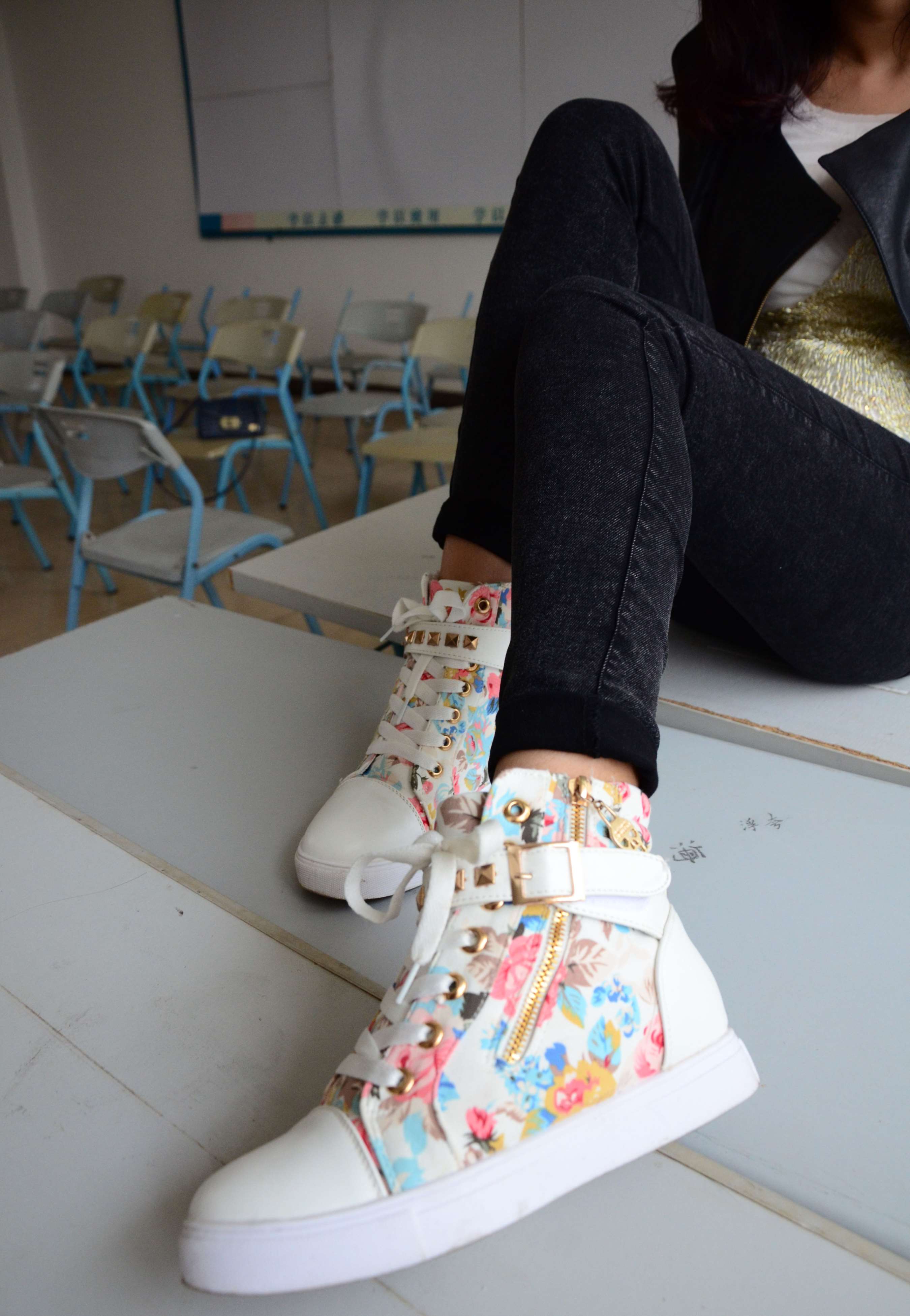 《高帮帆布鞋の脏白棉袜》作品图