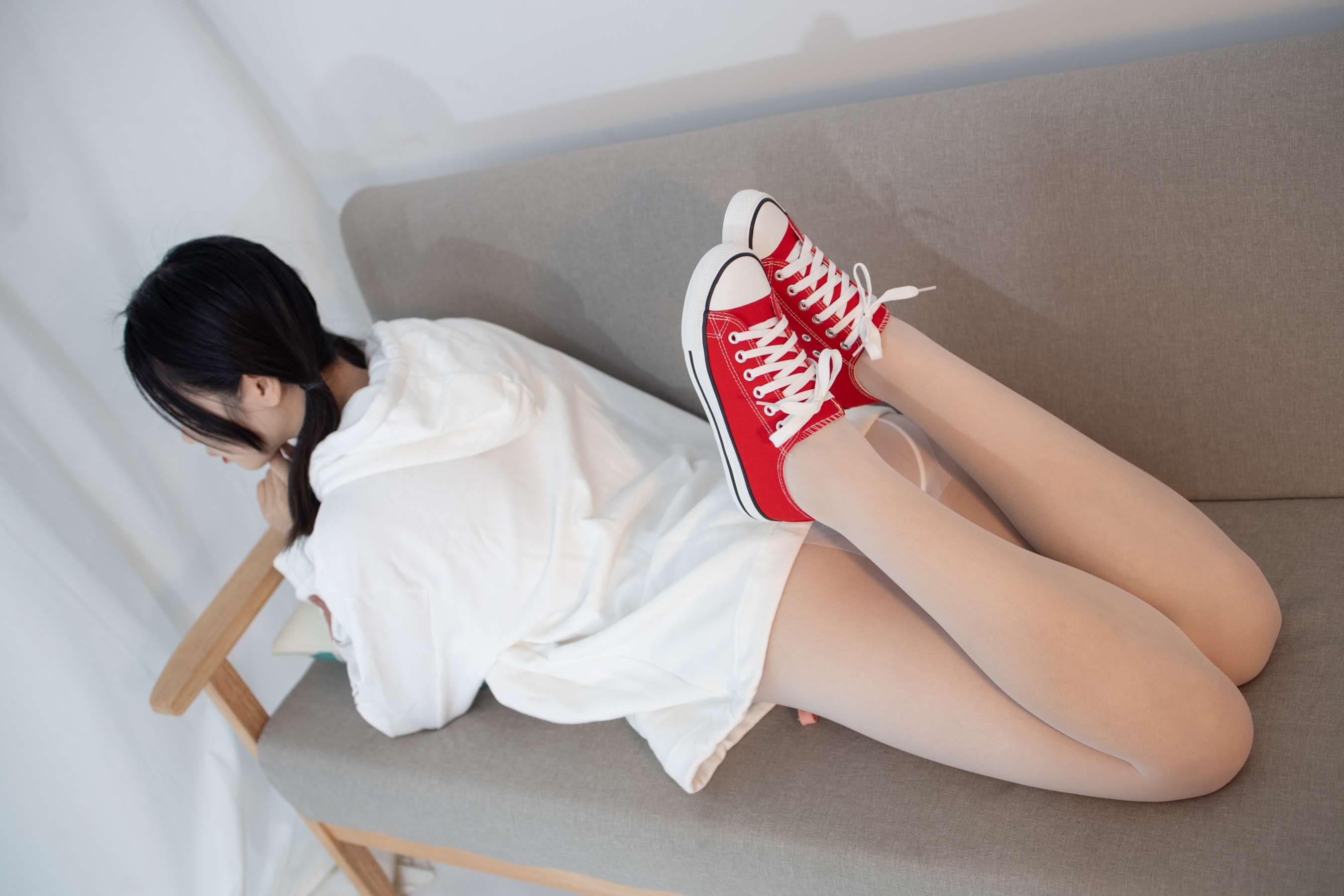 《红色帆布鞋の白丝脚【套图+视频】》作品图