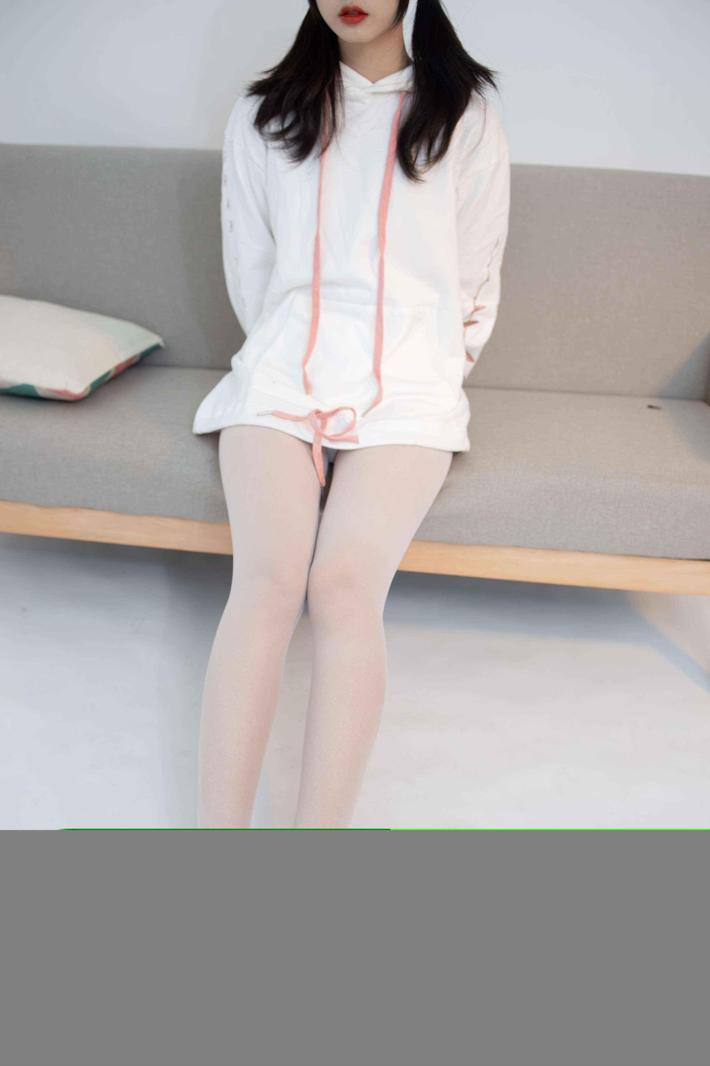 《红色帆布鞋の白丝脚【套图+视频】》作品图