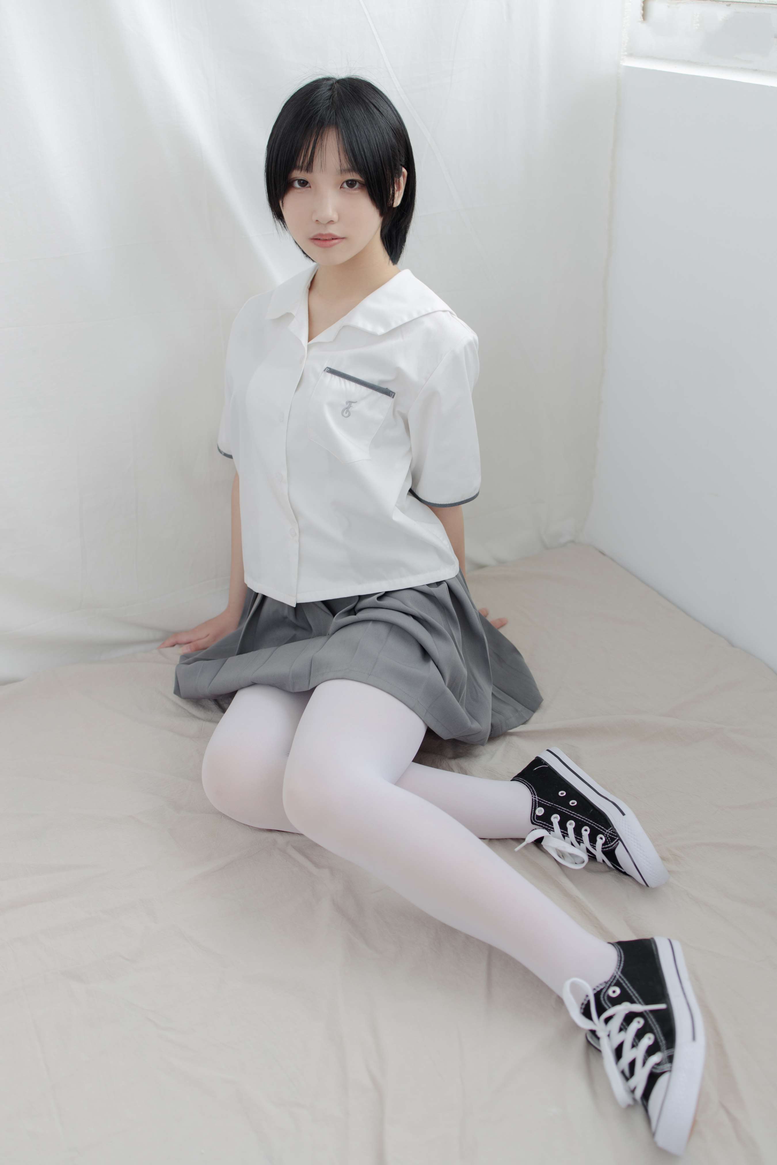 《衬衣百褶裙の白丝脚【套图+视频】》作品图