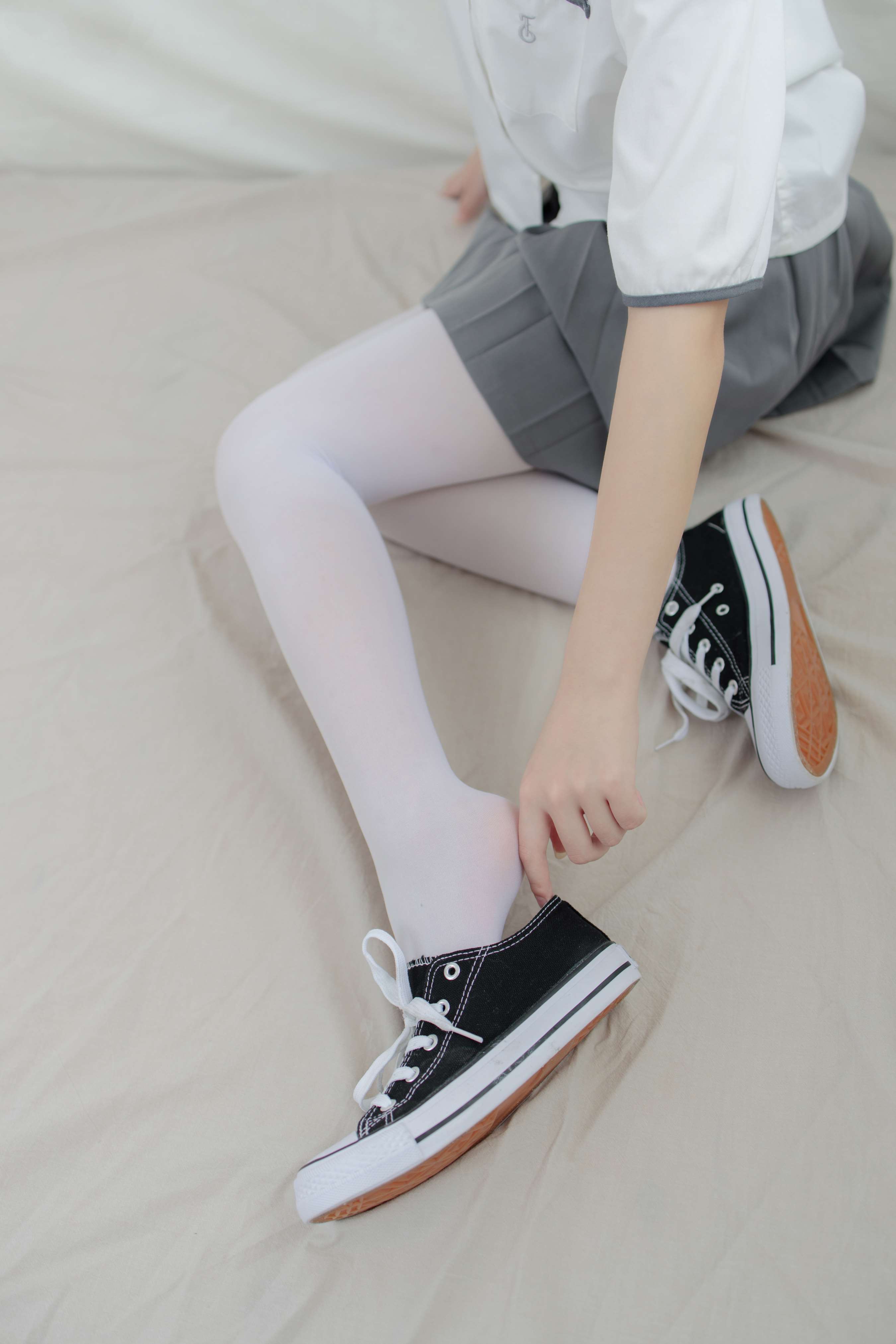 《衬衣百褶裙の白丝脚【套图+视频】》作品图