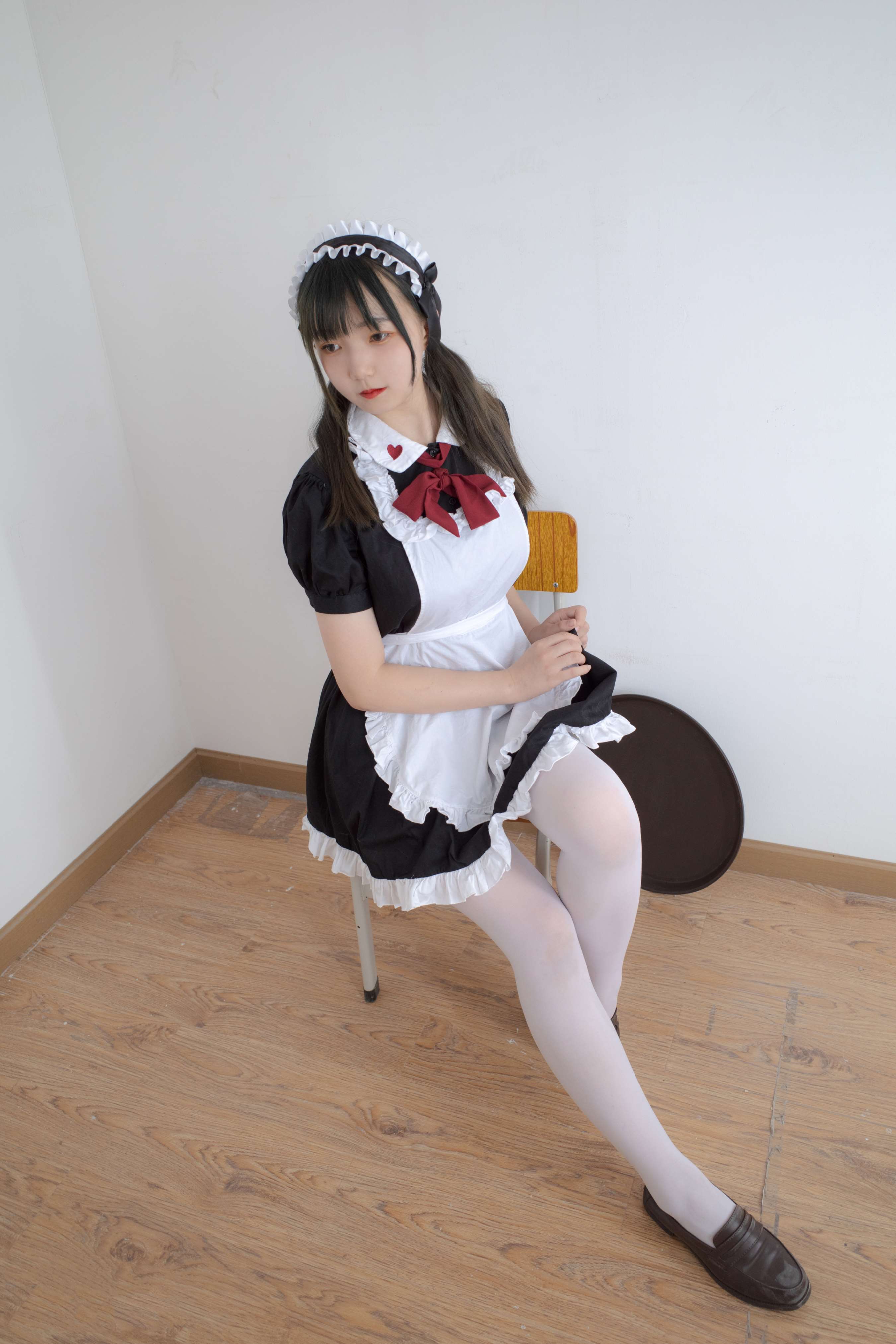 《女仆装の白丝脚》作品图