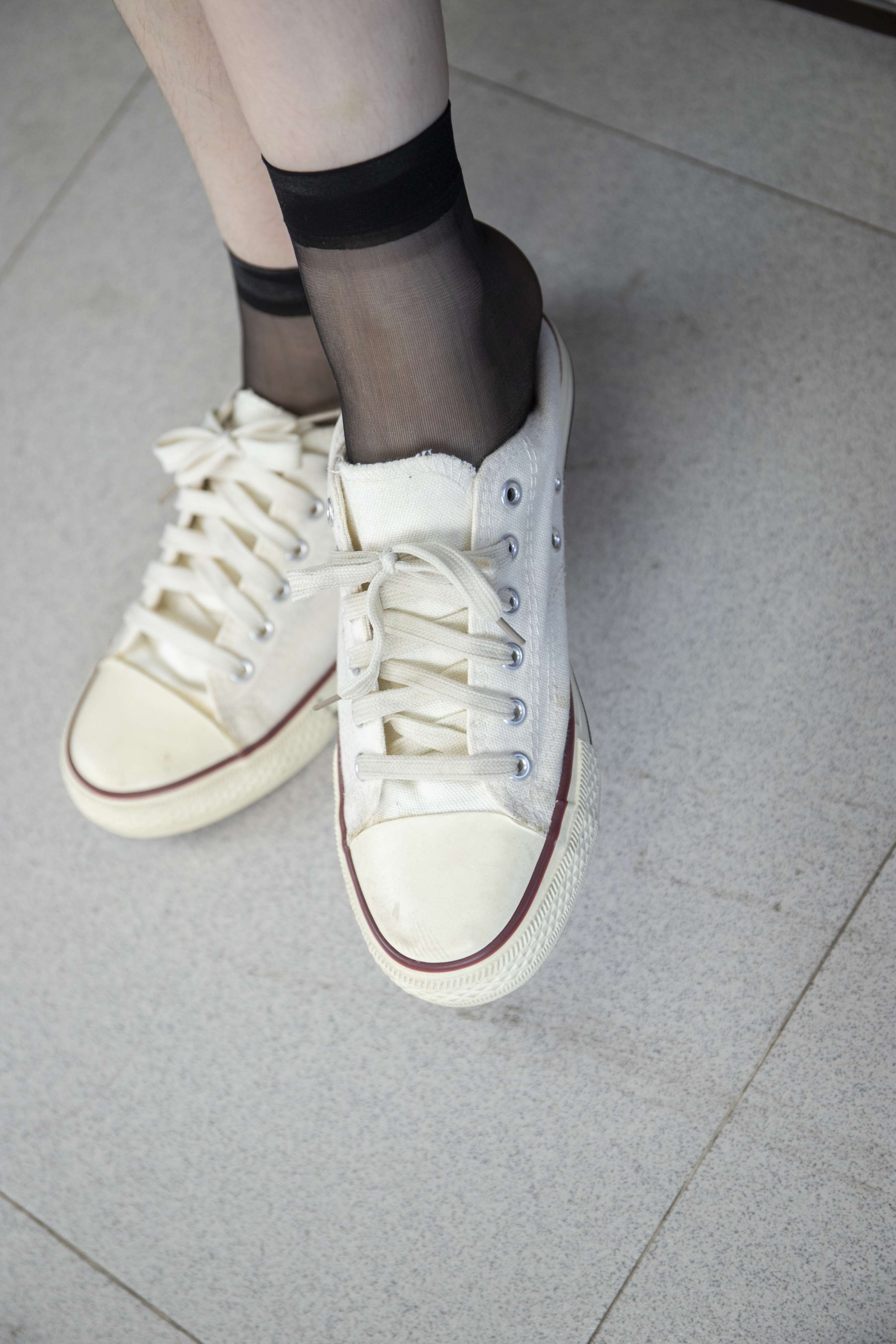 《灵儿黑丝脚挑鞋玩鞋【套图+4K视频】》作品图