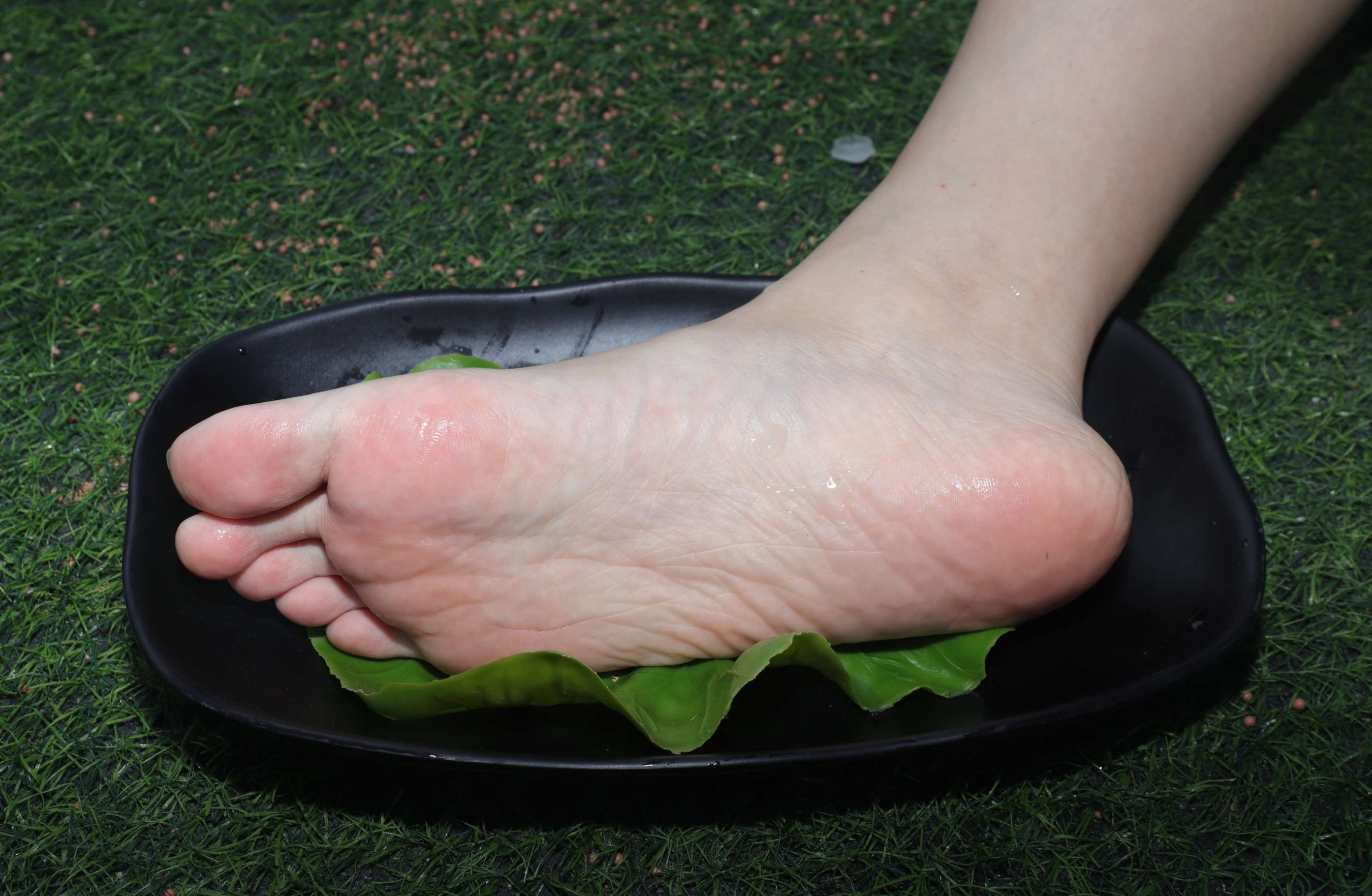 《婷婷的脚丫剥香蕉皮》作品图