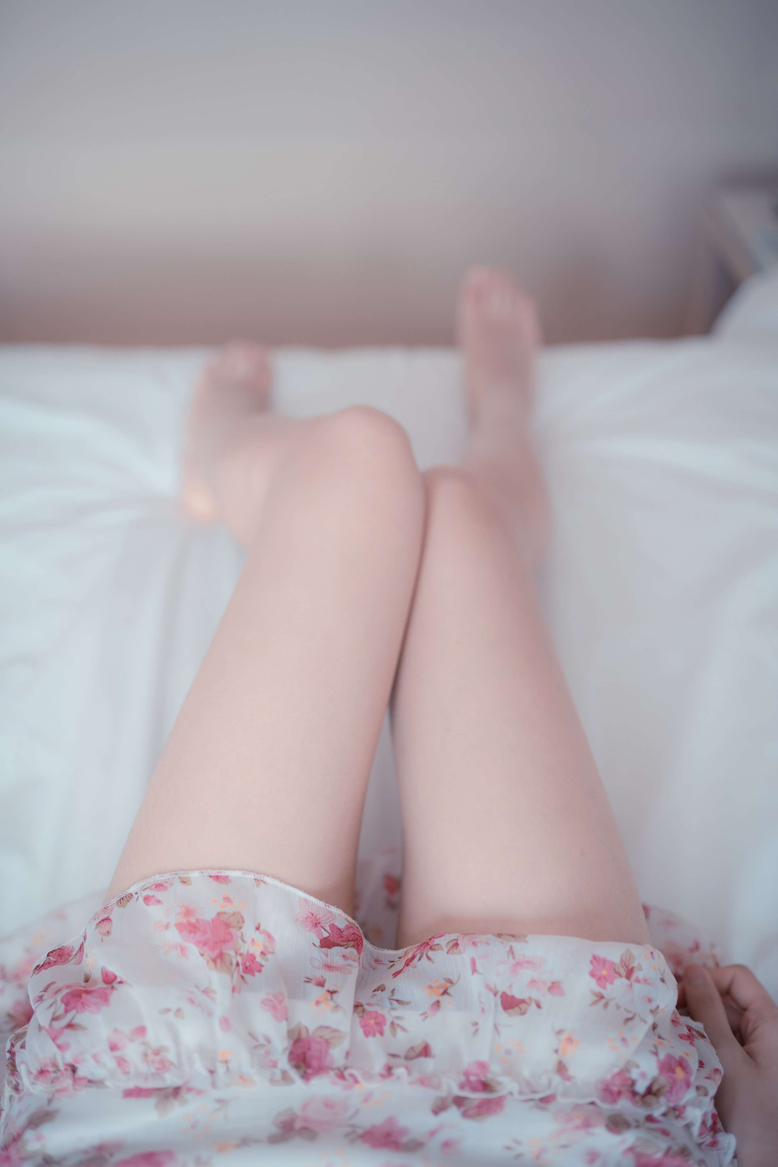 《小姐姐床上的赤足》作品图