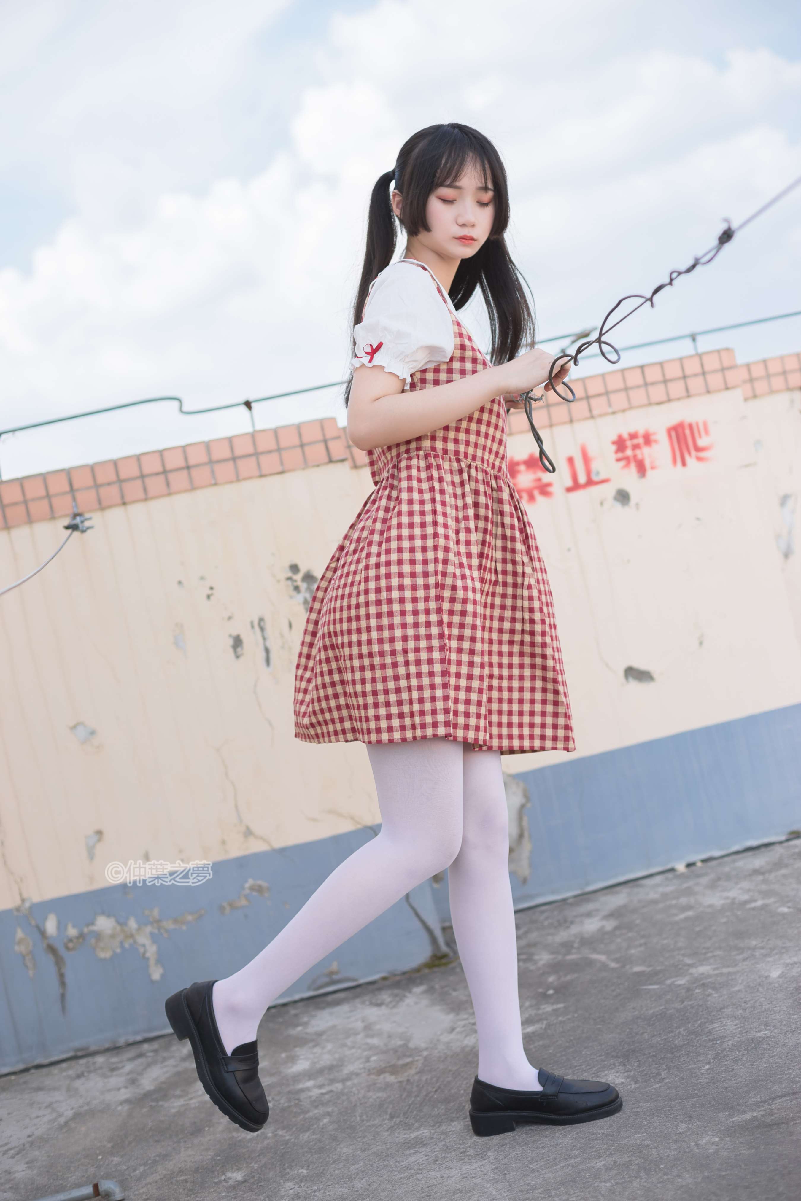 《日系学妹格子裙の白丝脚》作品图