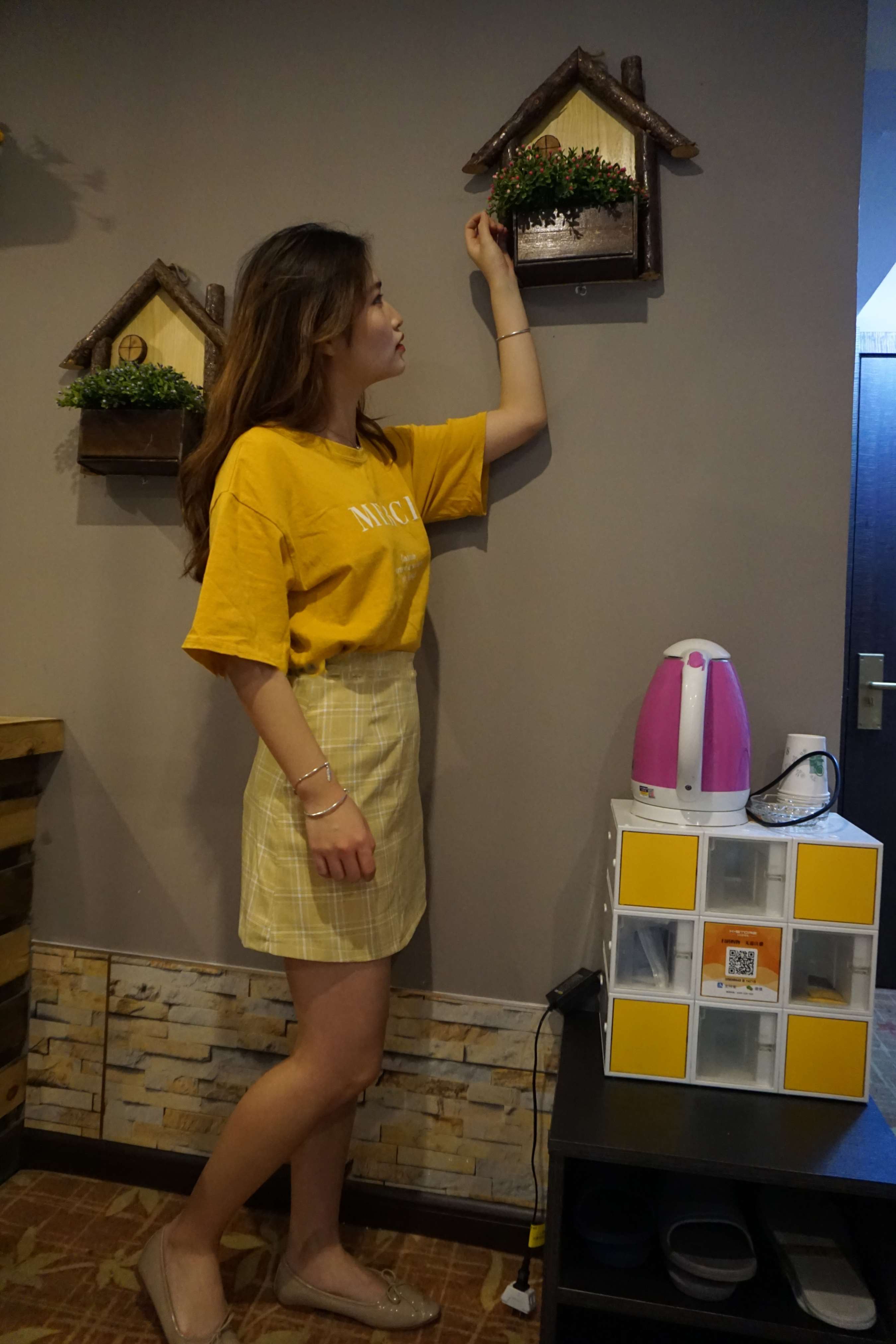 《牛仔热裤裸足少女》作品图