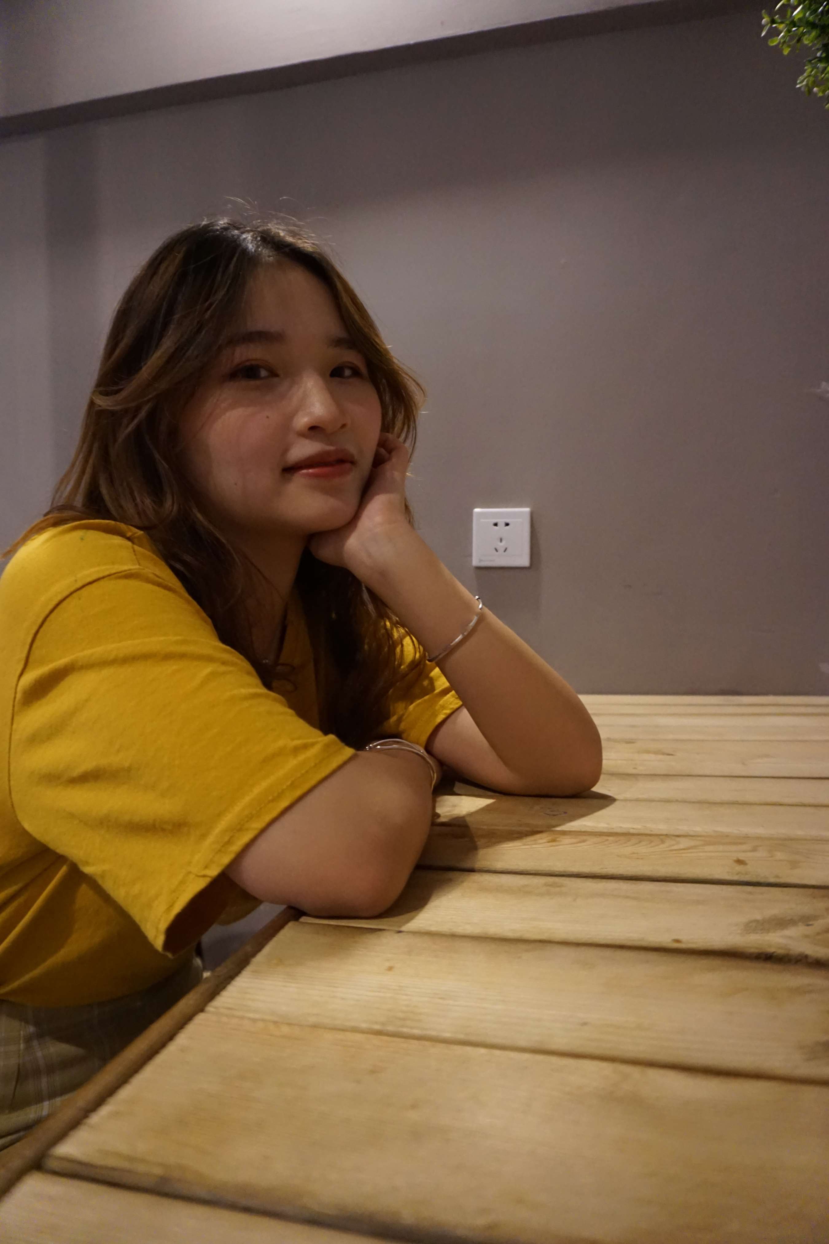 《牛仔热裤裸足少女》作品图