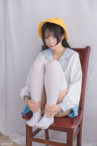 黄帽小姐姐白丝脚丫