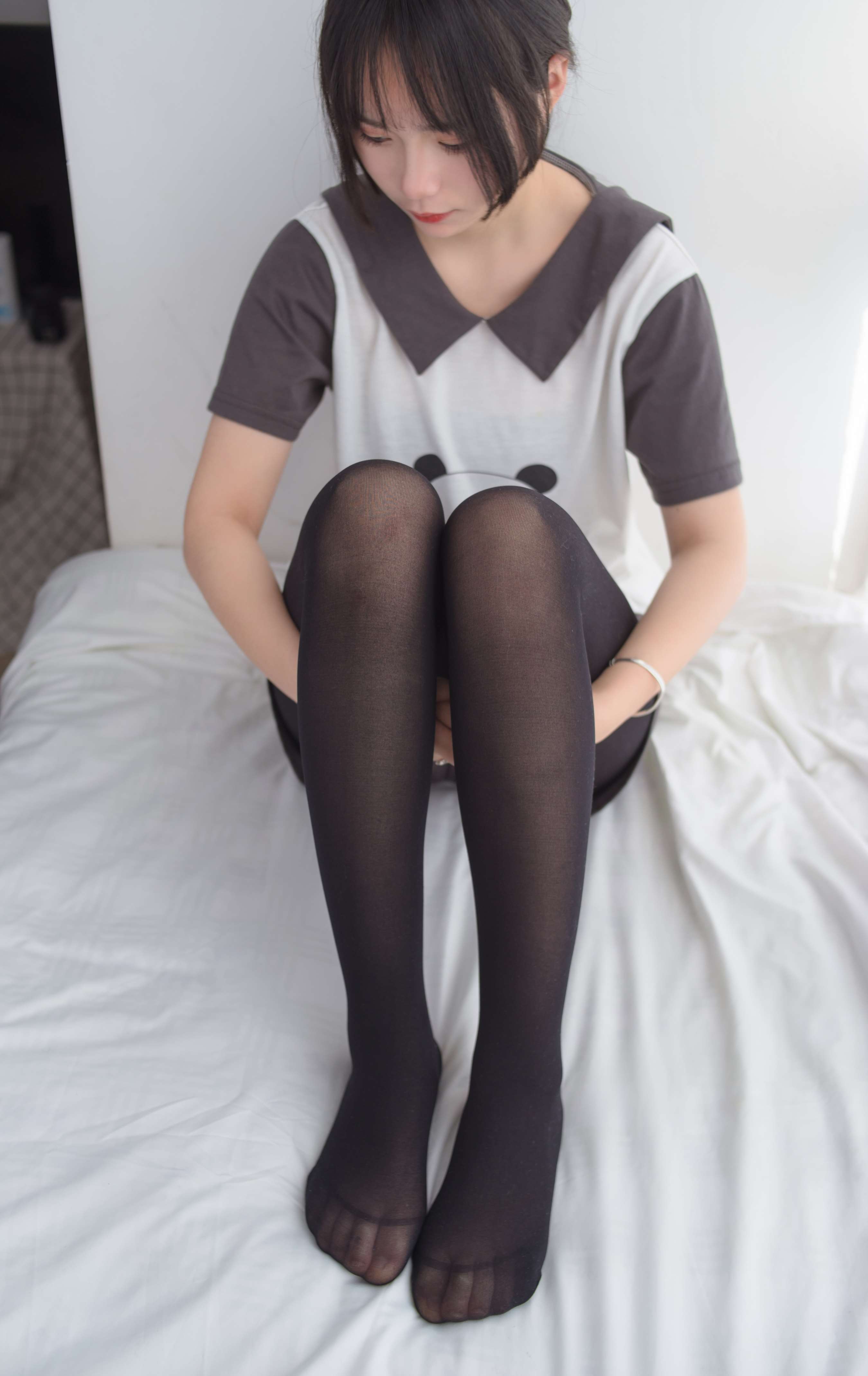 《可爱小姐姐睡衣の黑丝脚》作品图