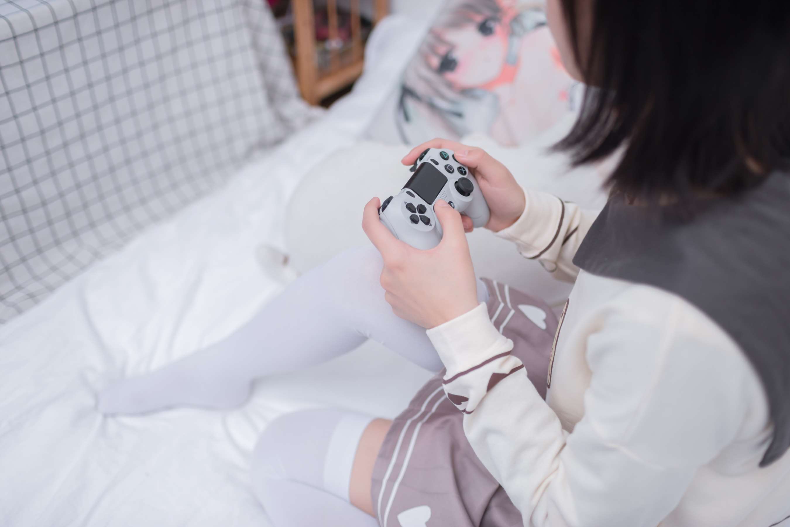 《白丝小姐姐玩游戏》作品图