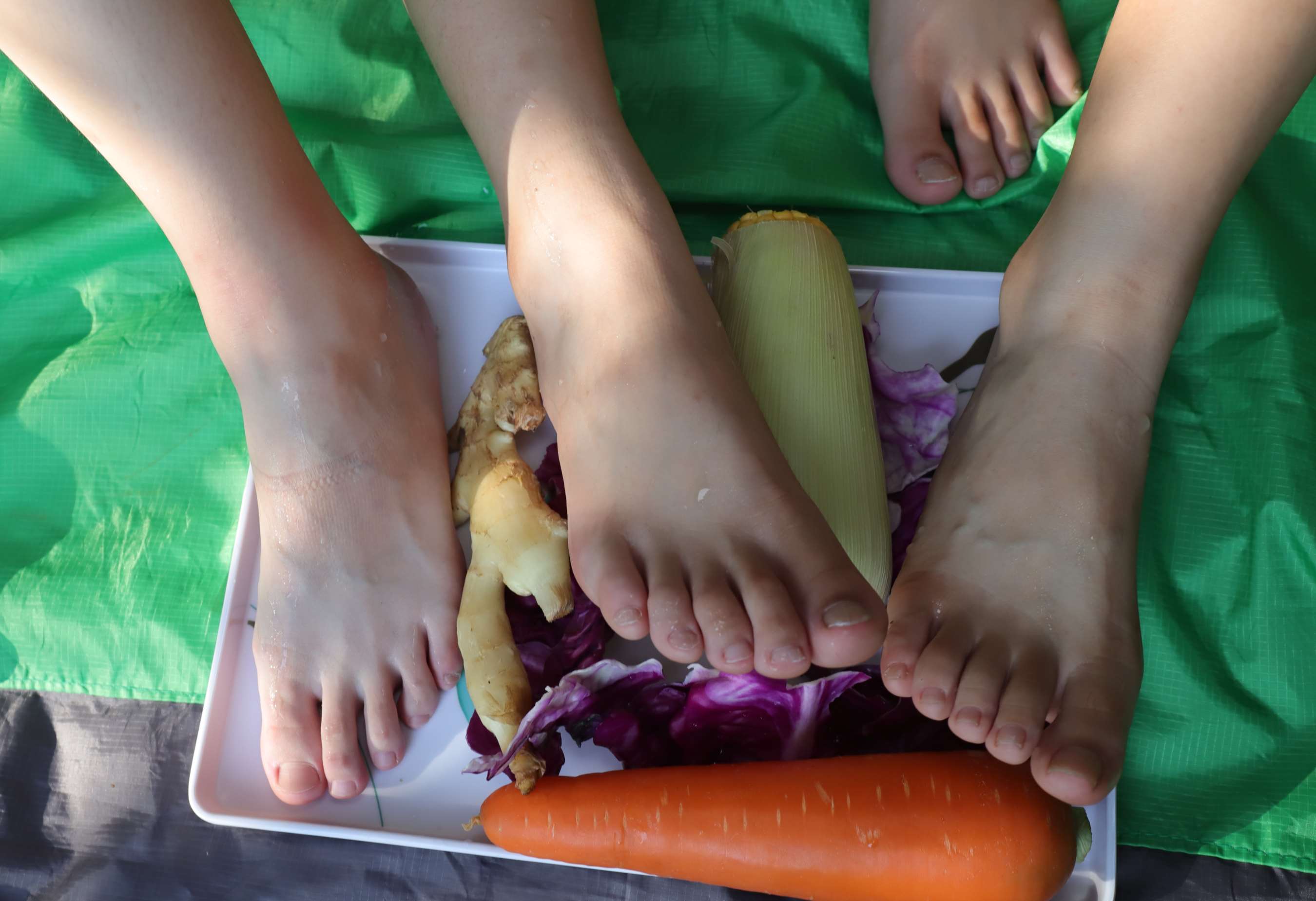 《小琪，小枫与小谊三姑娘脱下运动鞋拍食物系》作品图