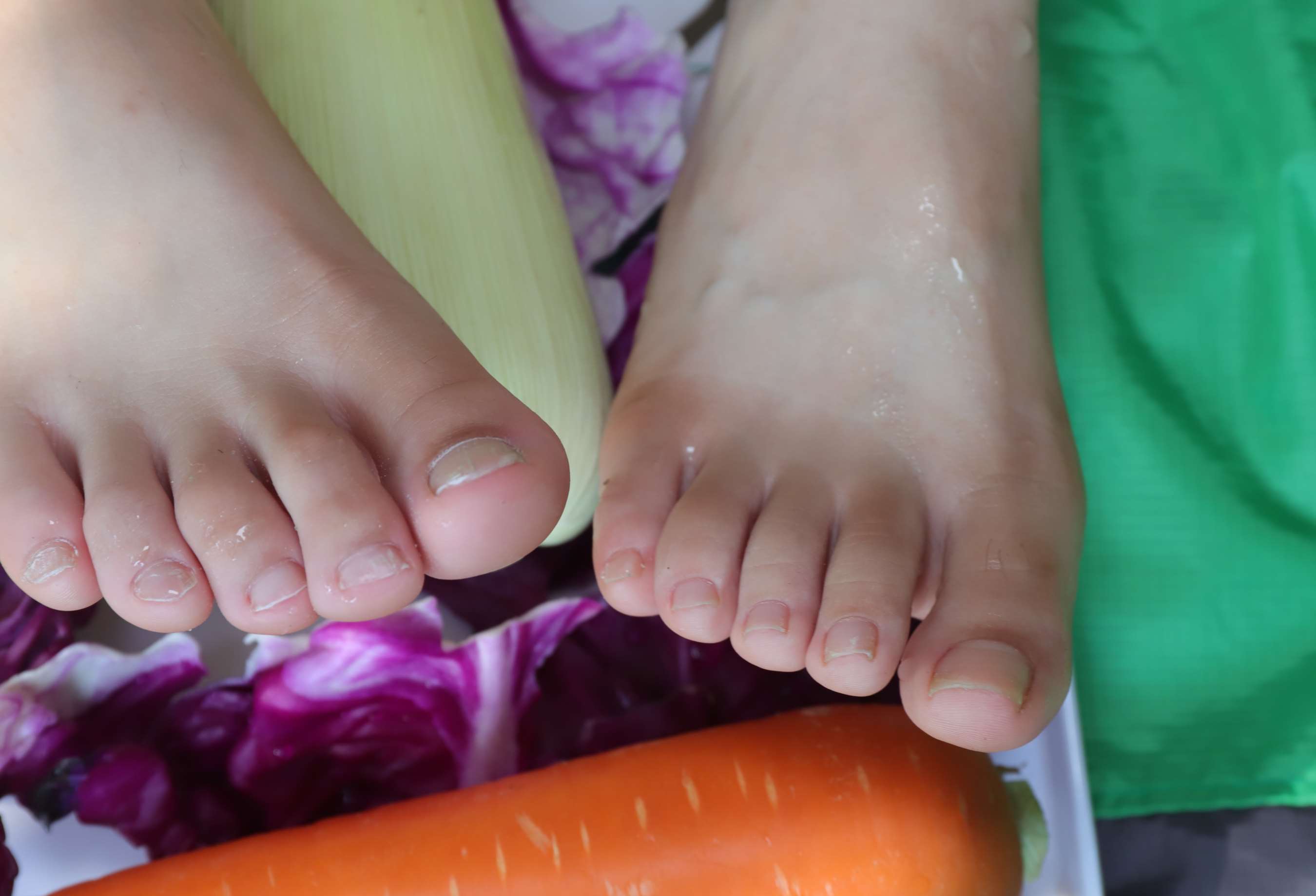 《小琪，小枫与小谊三姑娘脱下运动鞋拍食物系》作品图