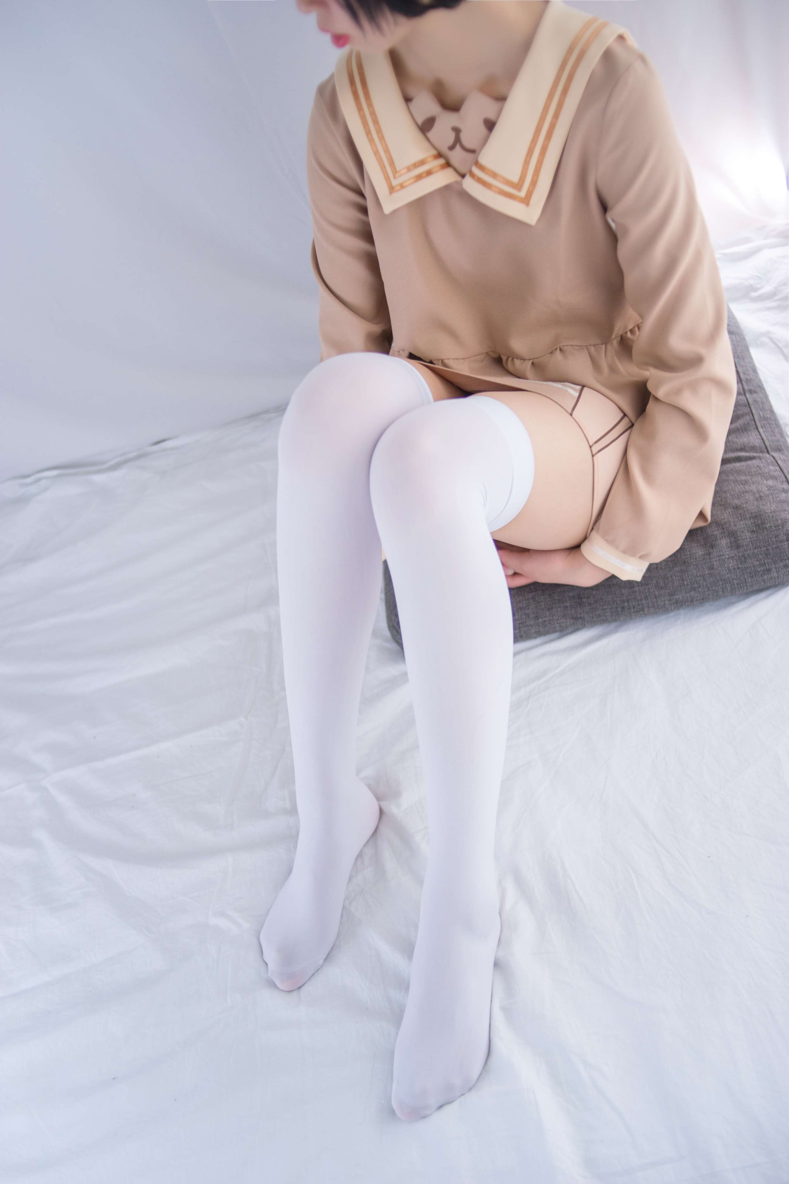 《少女连衣裙の白丝脚》作品图