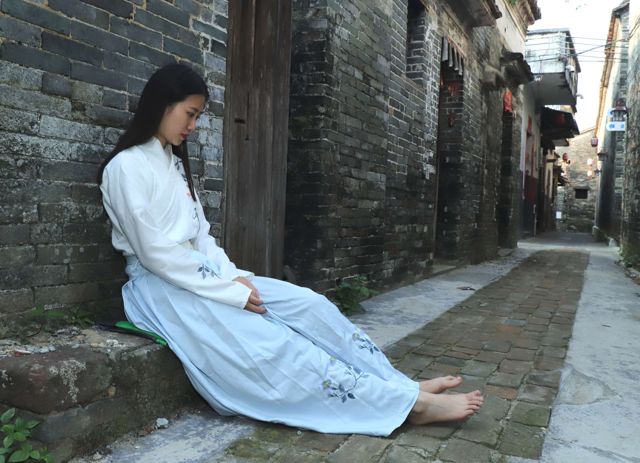 《邻班小芳学妹穿上汉服赤脚古镇行》作品图