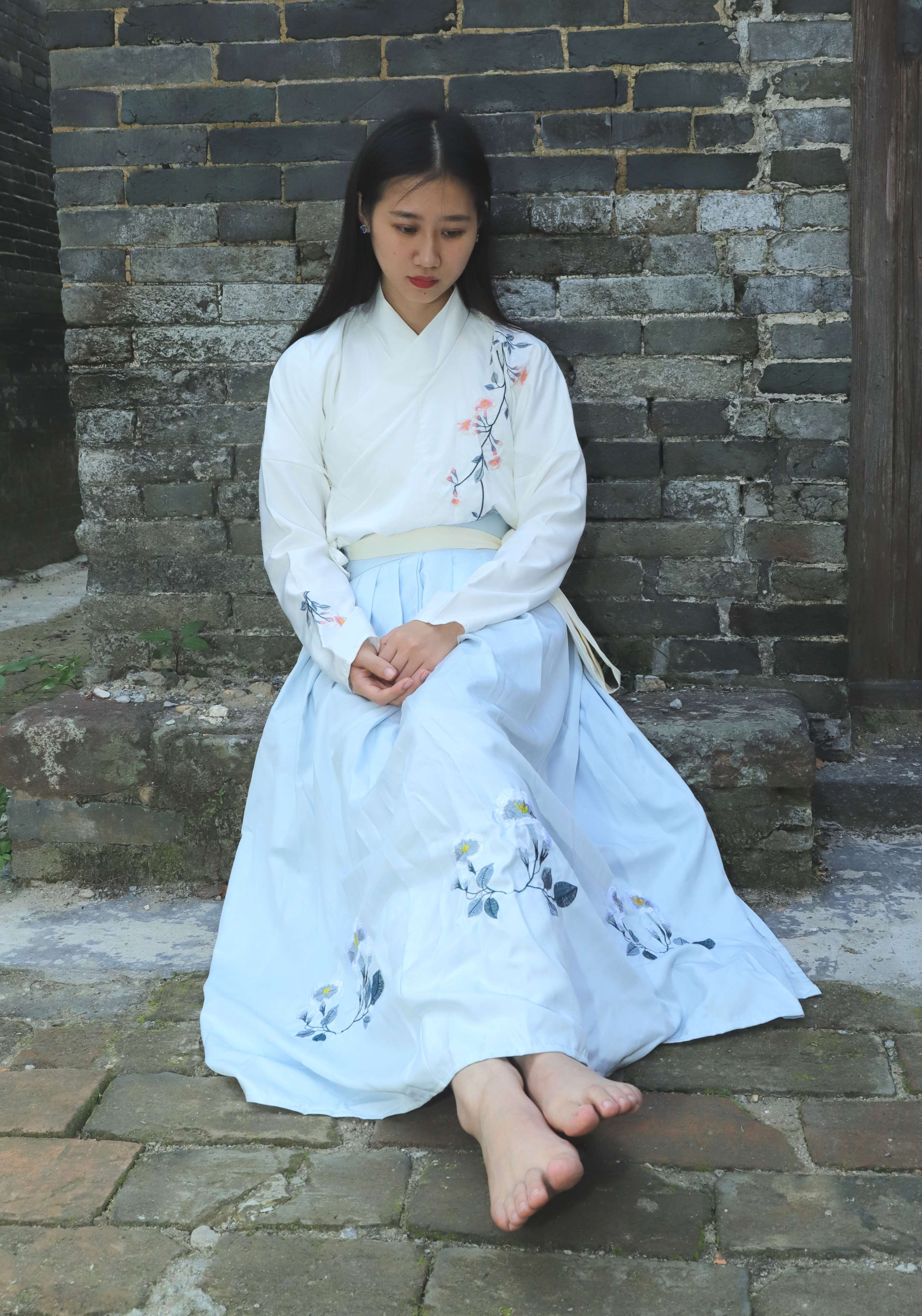 《邻班小芳学妹穿上汉服赤脚古镇行》作品图