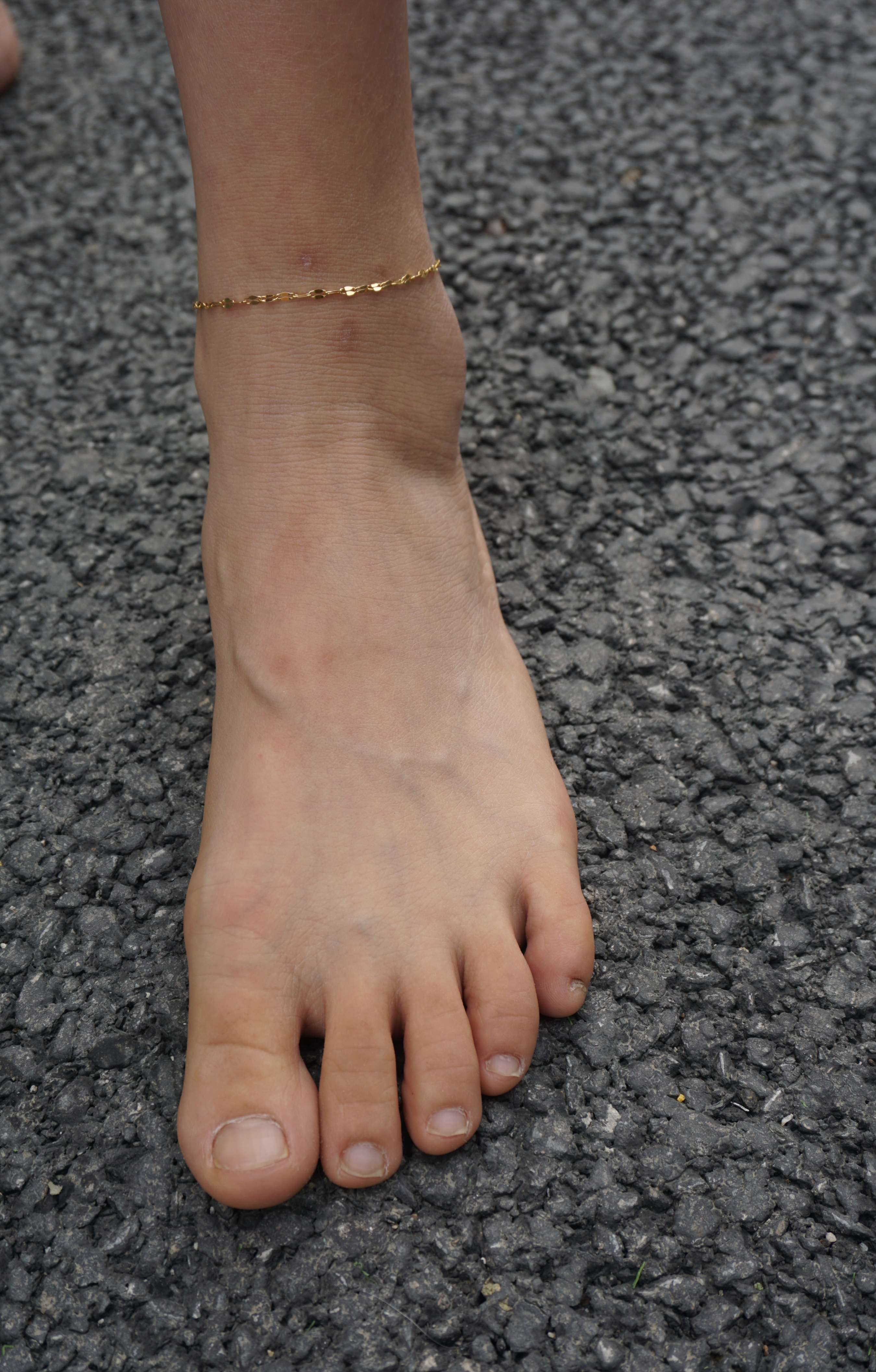 《小红师姐展示37码脚丫》作品图