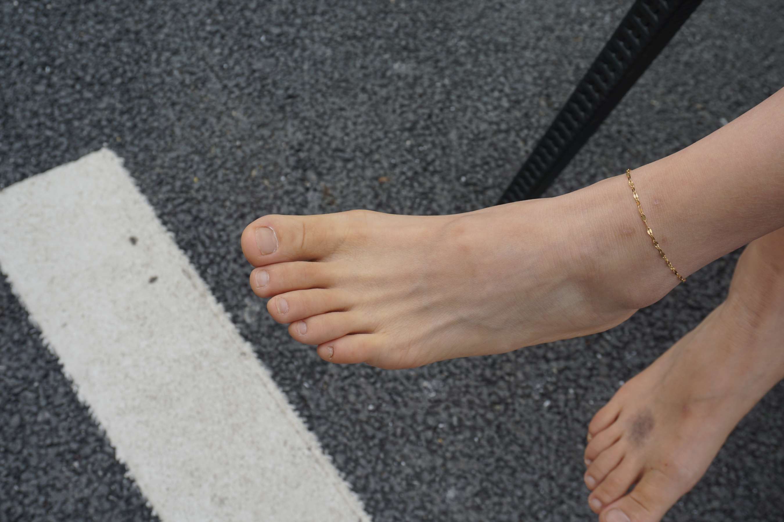 《小红师姐展示37码脚丫》作品图